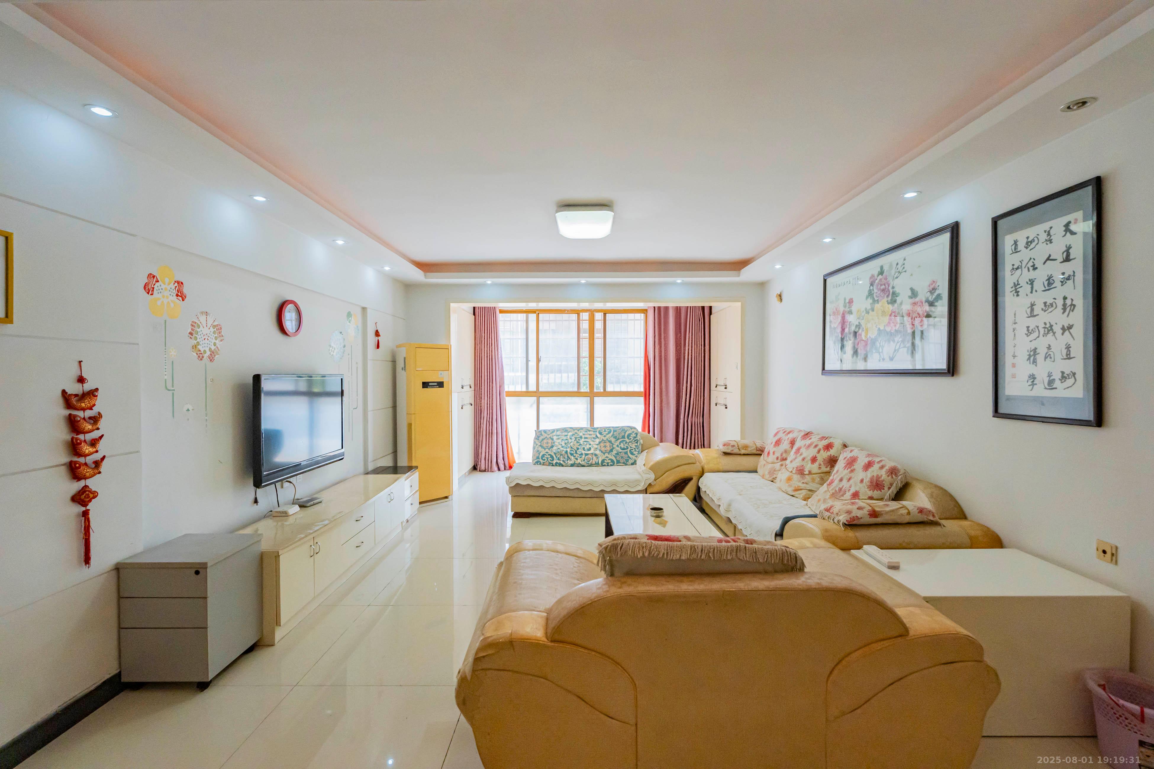 天健芙蓉盛世一期 3室2厅1卫 118.0万 天健芙蓉盛世一期 3室2厅1卫 118.0万客厅