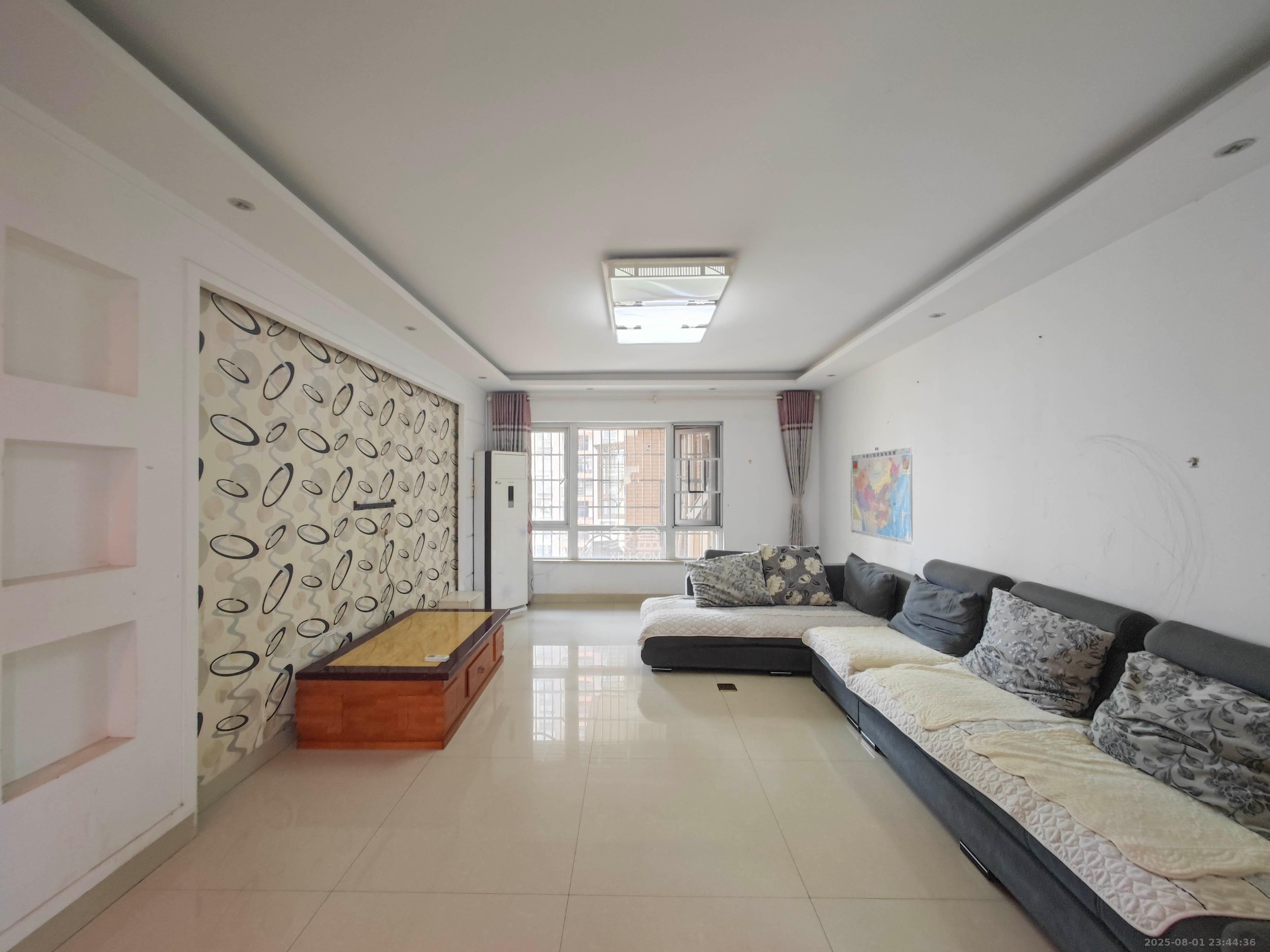 汇金城/嘉华城一期 3室2厅2卫 122.0万 汇金城/嘉华城一期 3室2厅2卫 122.0万客厅