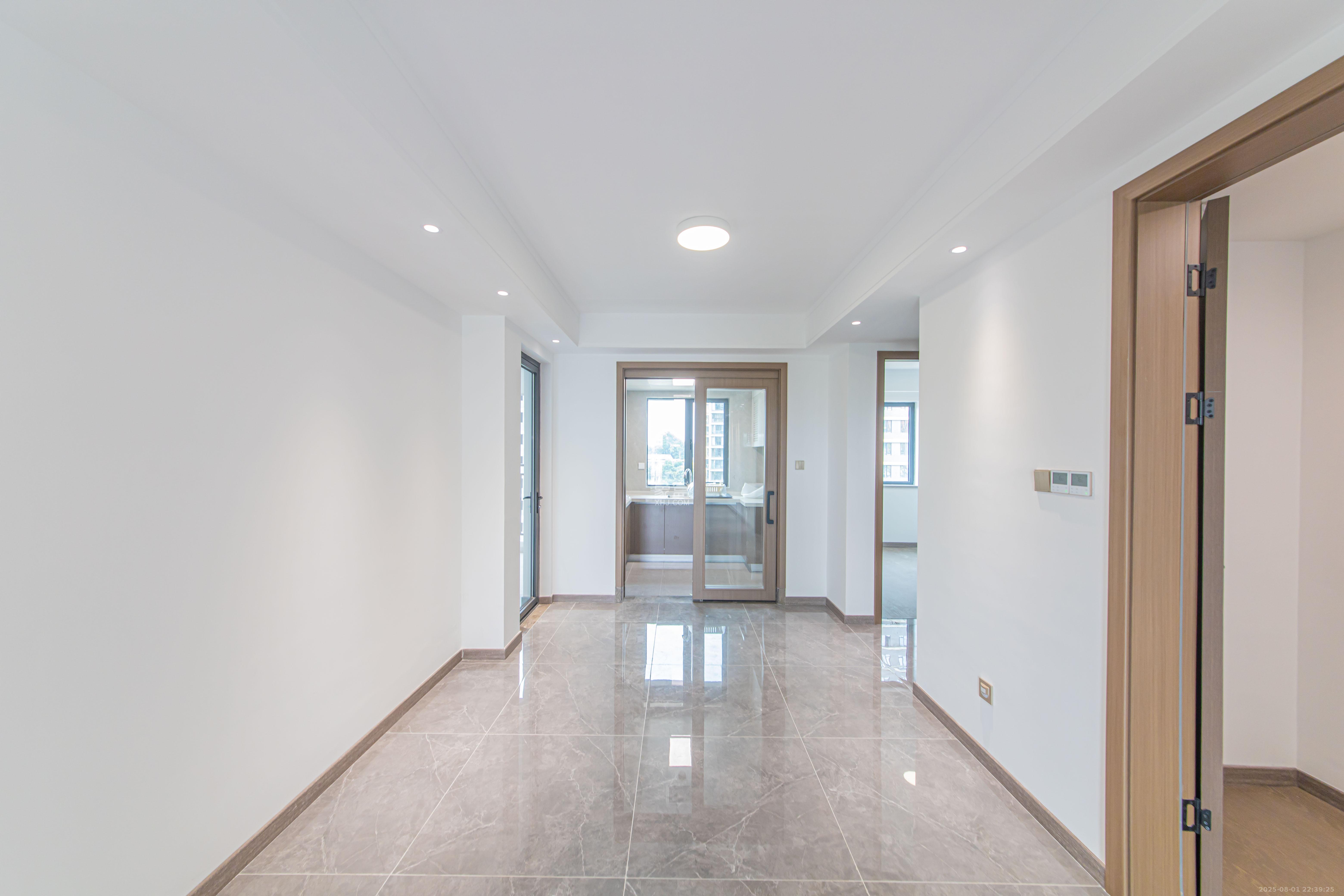 江悦和鸣  4室2厅2卫    215.0万 江悦和鸣  4室2厅2卫    215.0万客厅