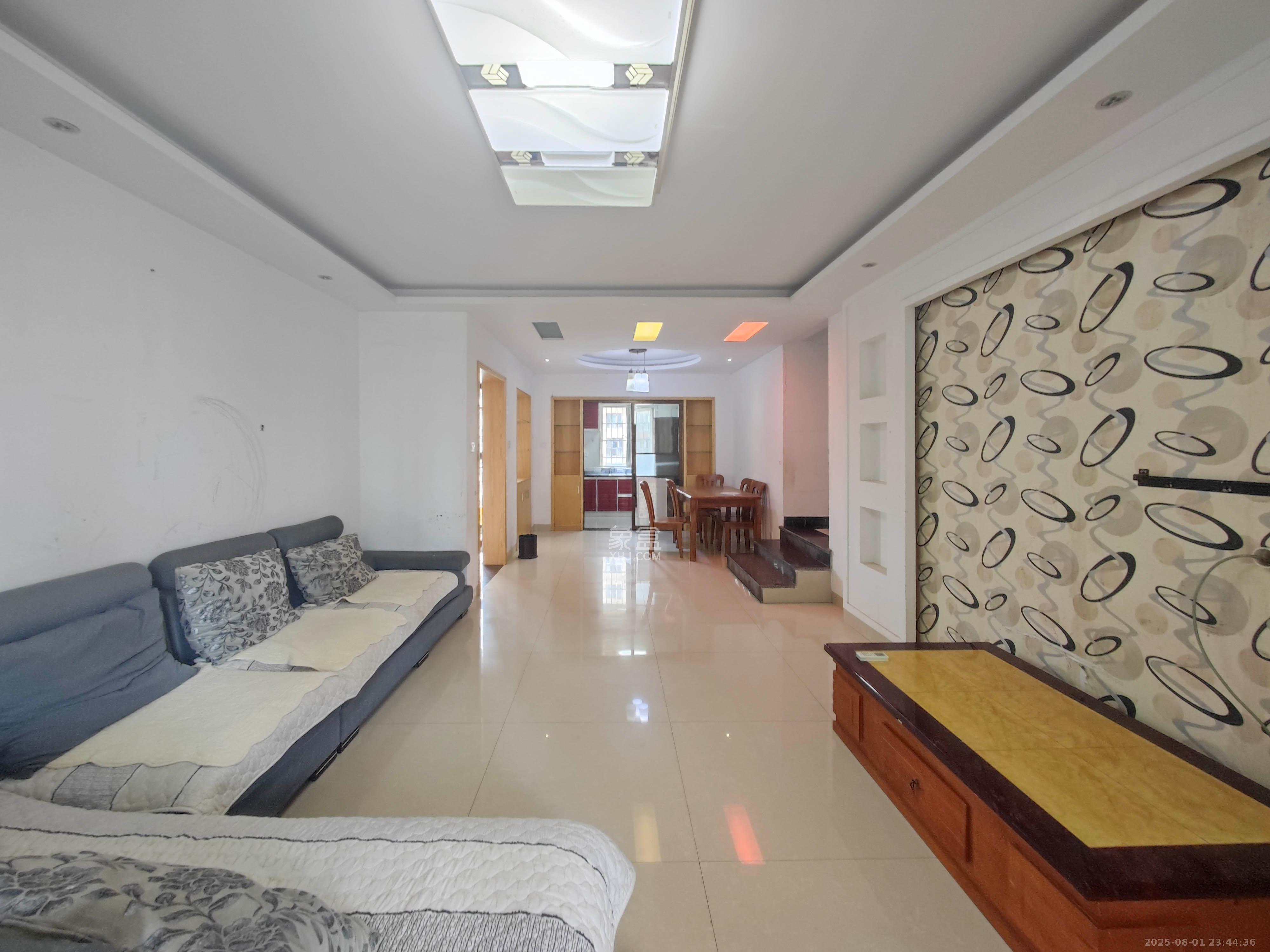 汇金城/嘉华城一期 3室2厅2卫 122.0万 汇金城/嘉华城一期 3室2厅2卫 122.0万客厅