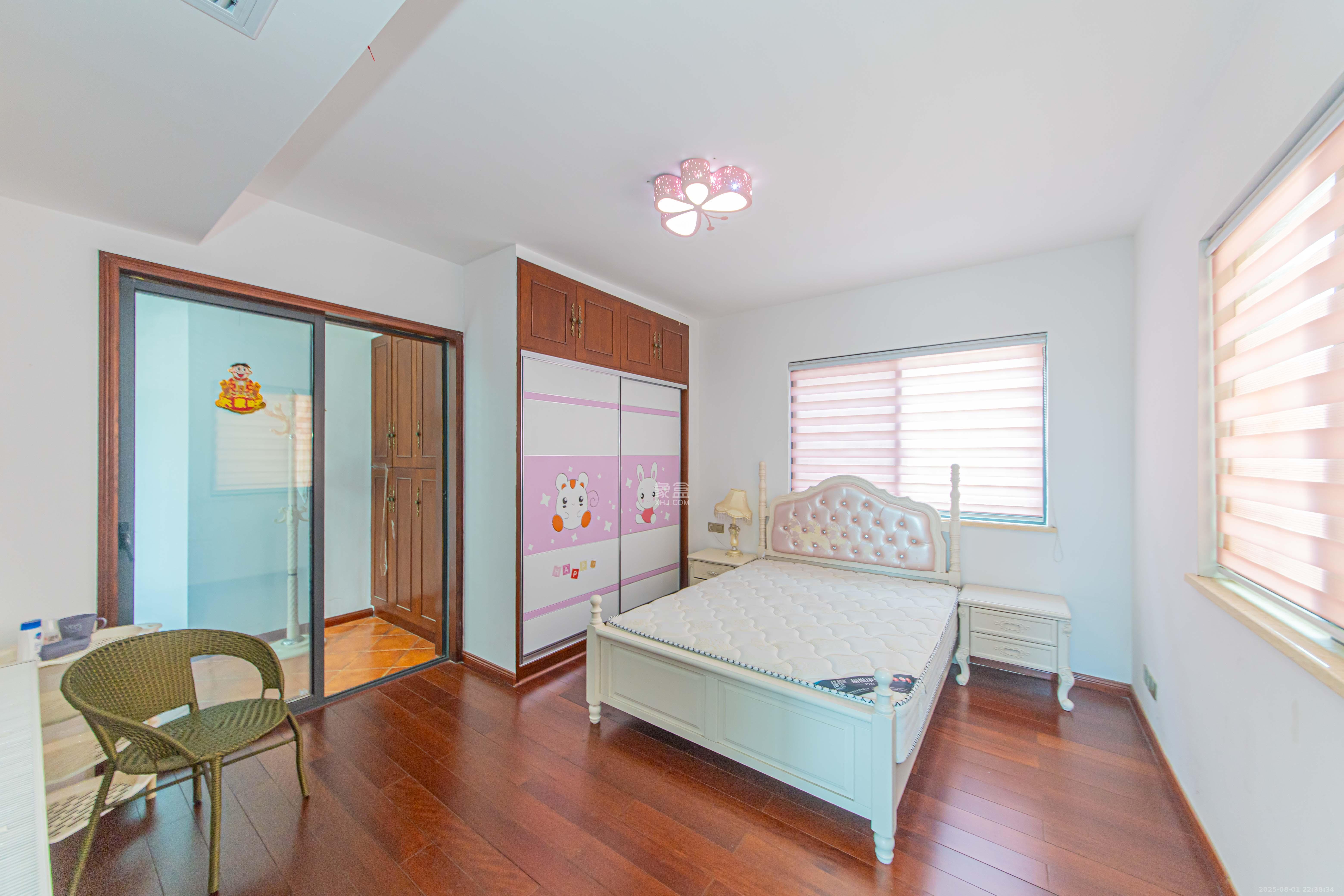 九峰远见 6室3厅4卫 266.0万 九峰远见 6室3厅4卫 266.0万卧室