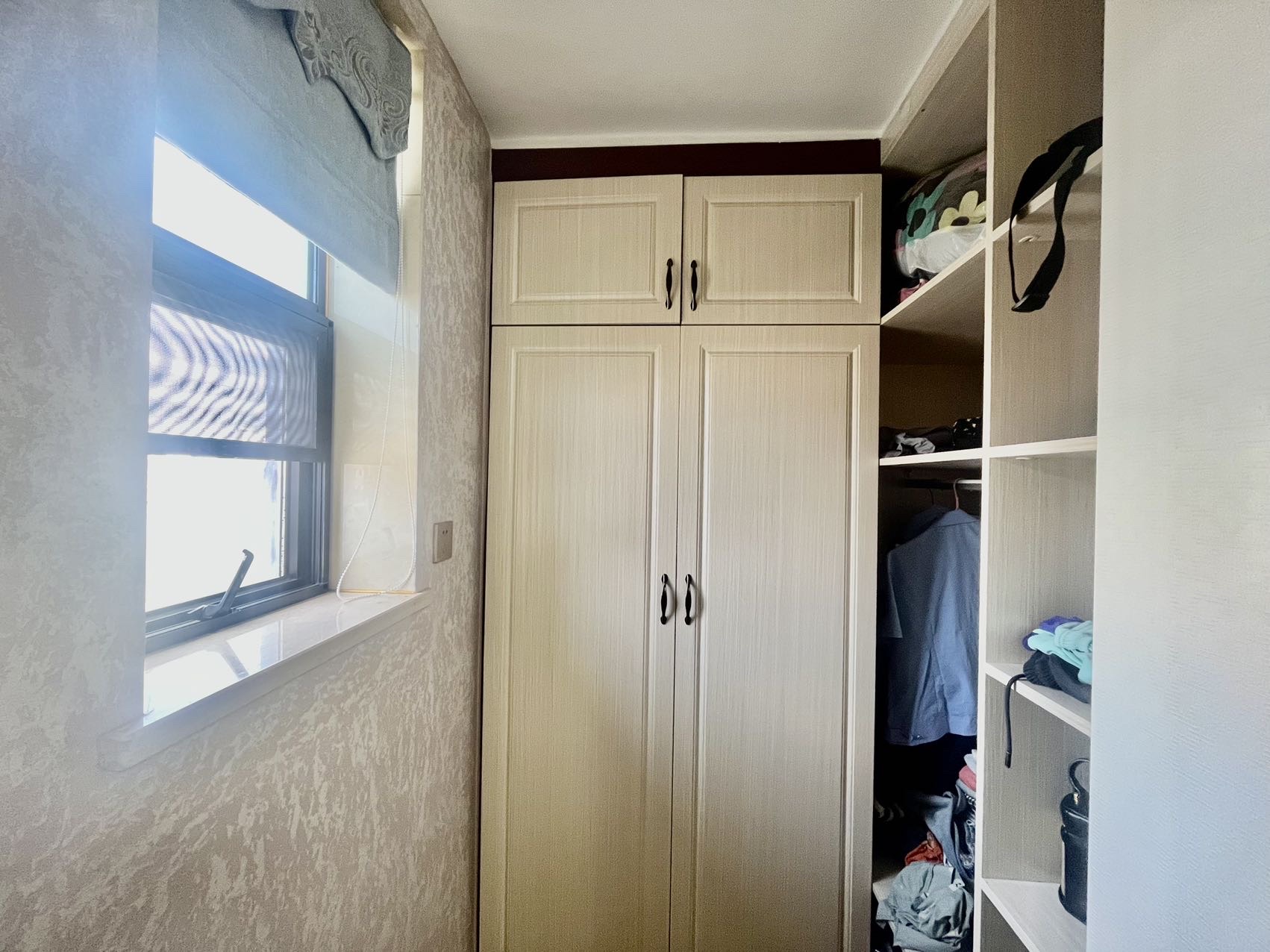 海信华庭  3室2厅2卫    225.0万客厅