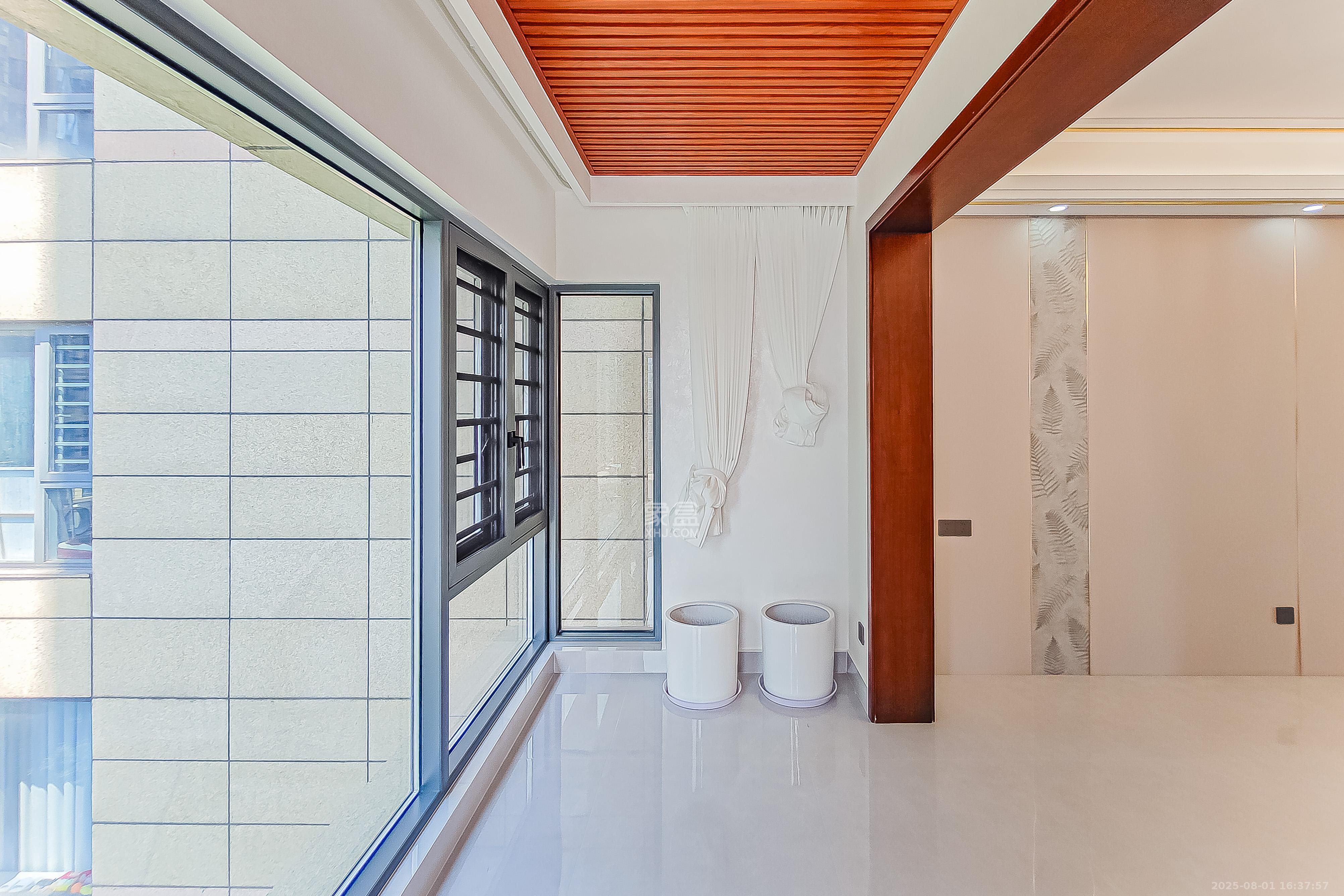 保利国际广场 3室2厅2卫 259.0万 保利国际广场 3室2厅2卫 259.0万阳台