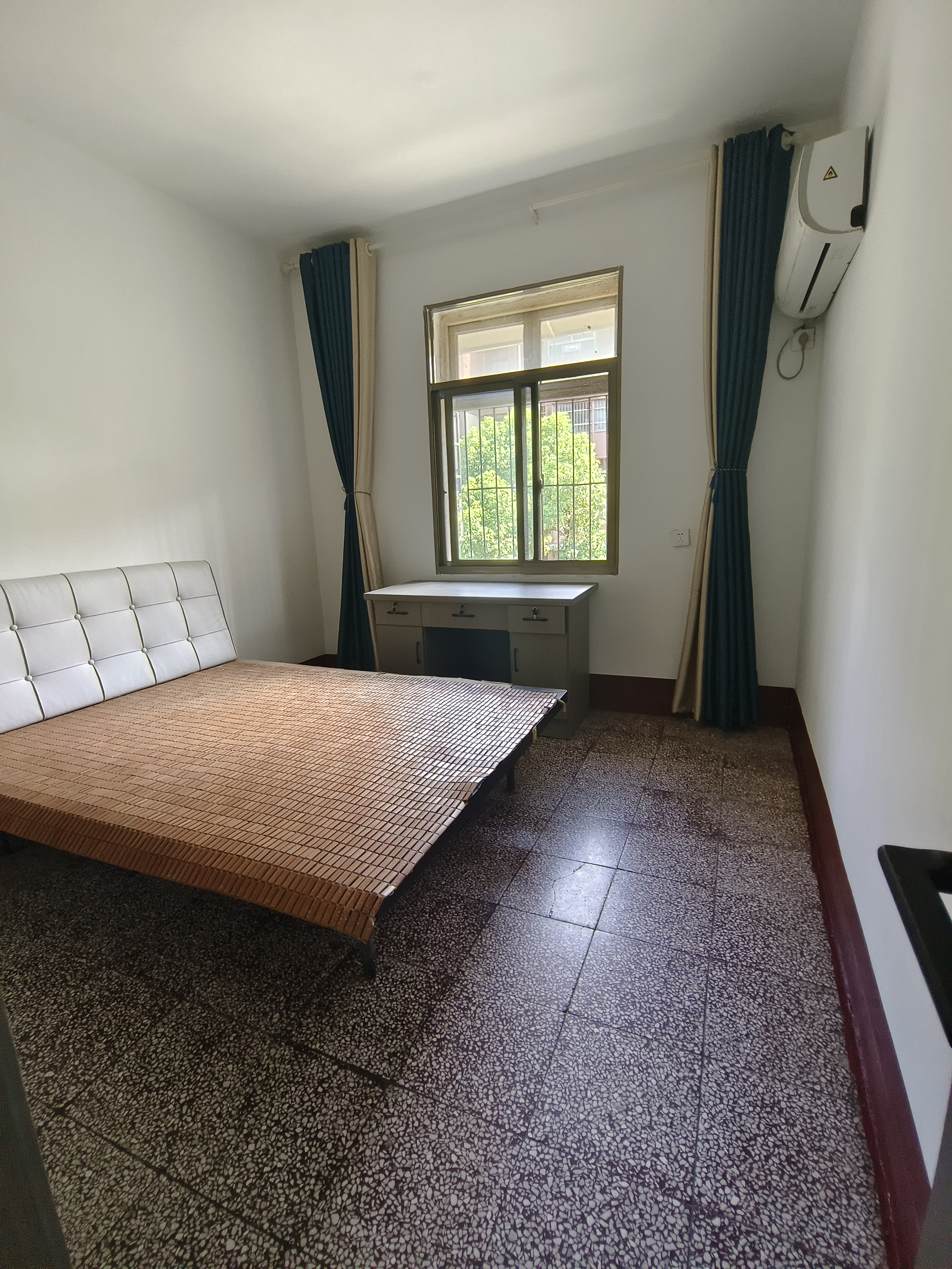 公园社区(青山小区) 2室1厅1卫 18.0万 公园社区(青山小区) 2室1厅1卫 18.0万客厅