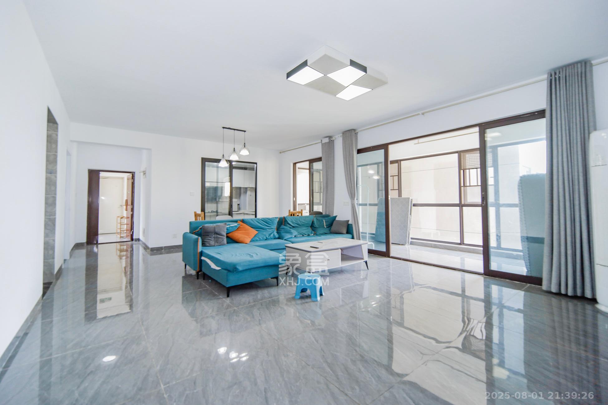 鑫苑木莲世家  4室2厅2卫    140.0万客厅