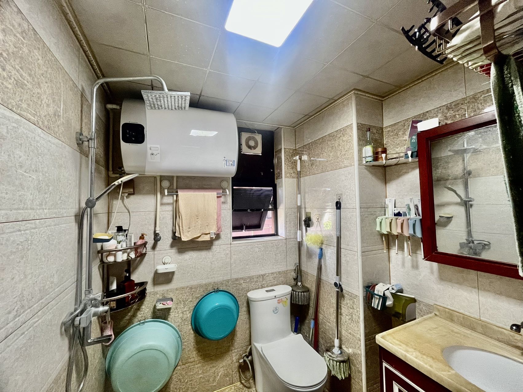 海信华庭  3室2厅2卫    225.0万客厅