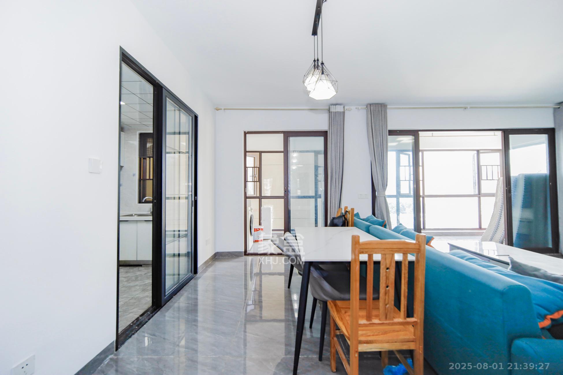 鑫苑木莲世家  4室2厅2卫    140.0万客厅