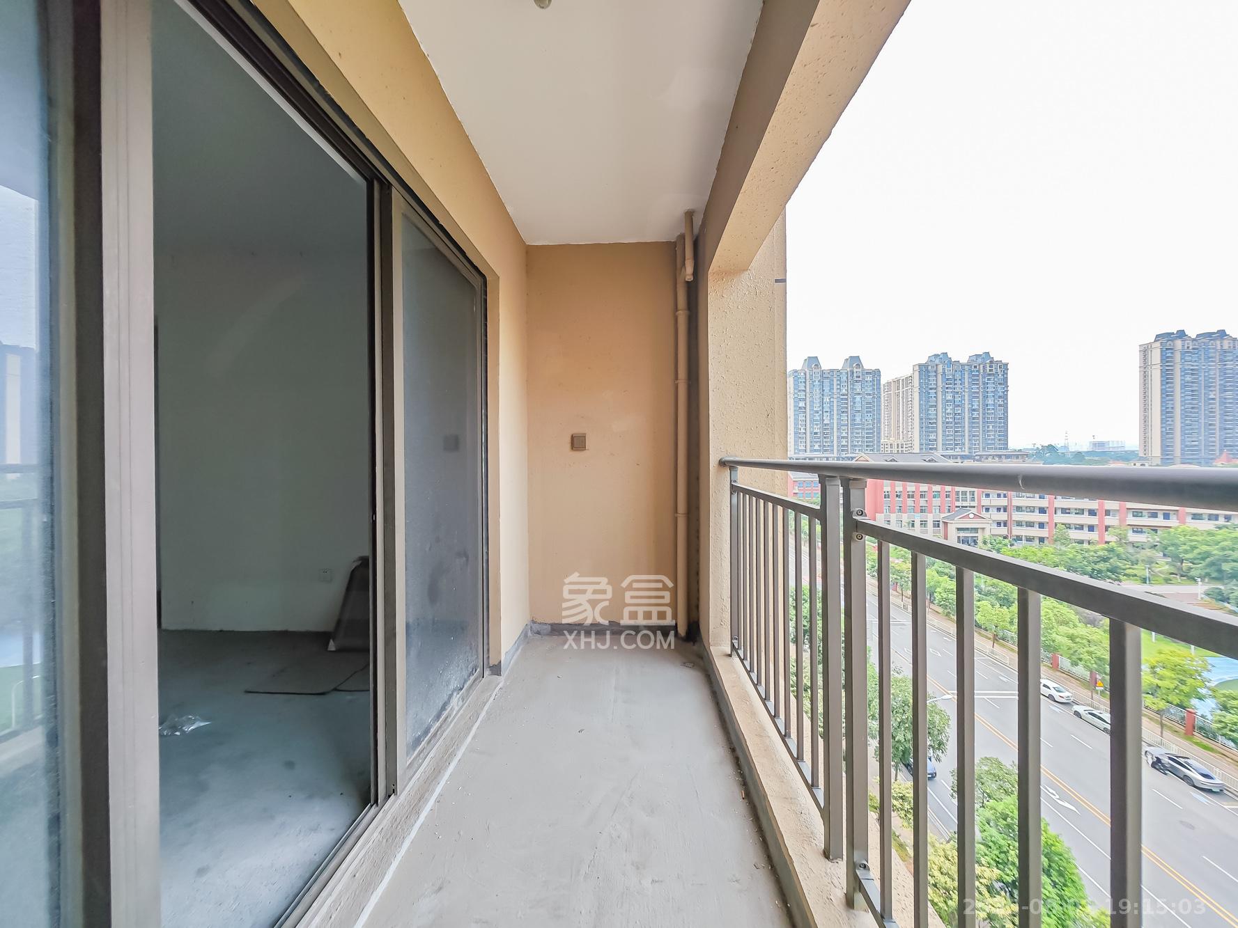 长沙雅居乐花园  3室2厅2卫    88.0万阳台