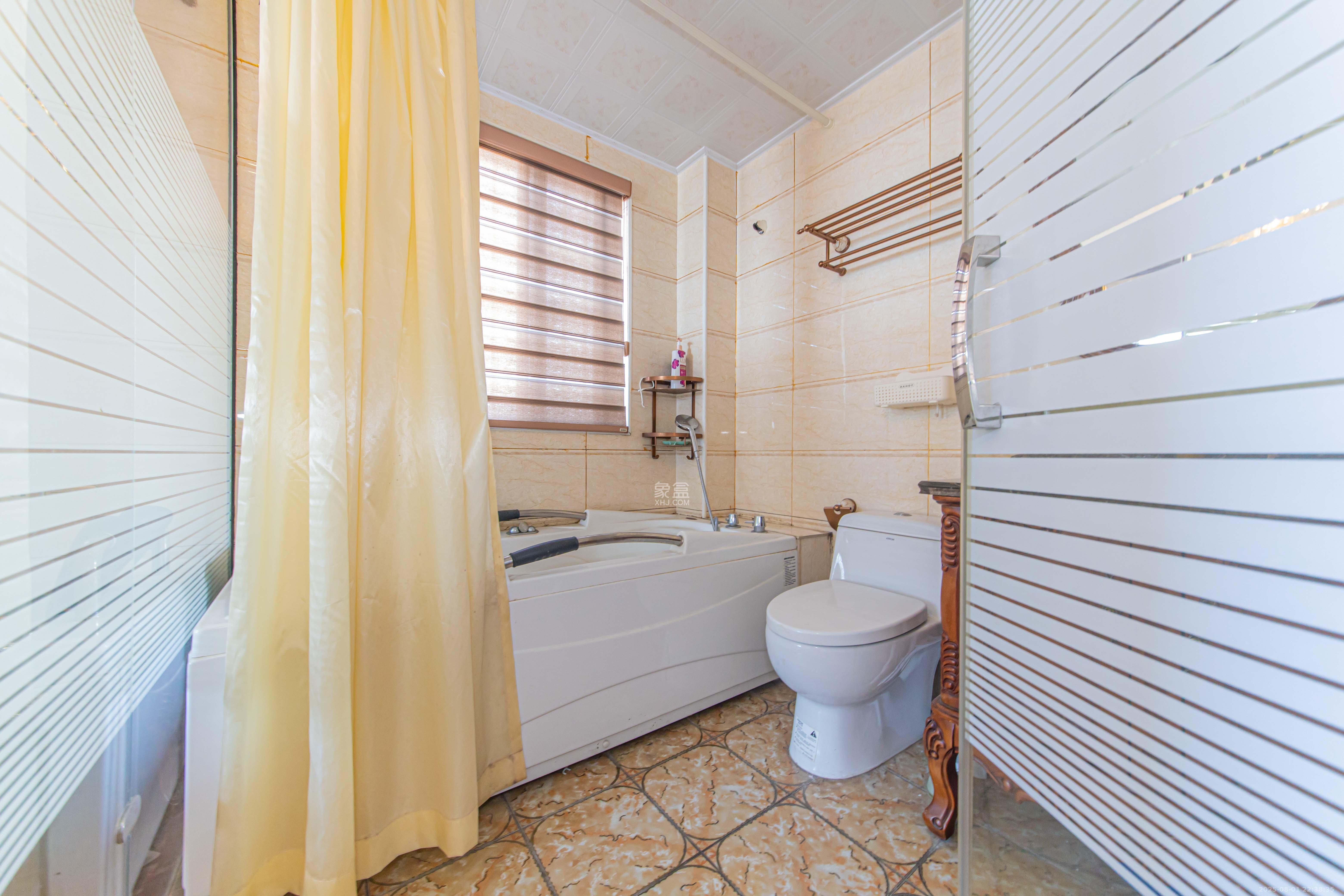 九峰远见 6室3厅4卫 266.0万 九峰远见 6室3厅4卫 266.0万卫生间