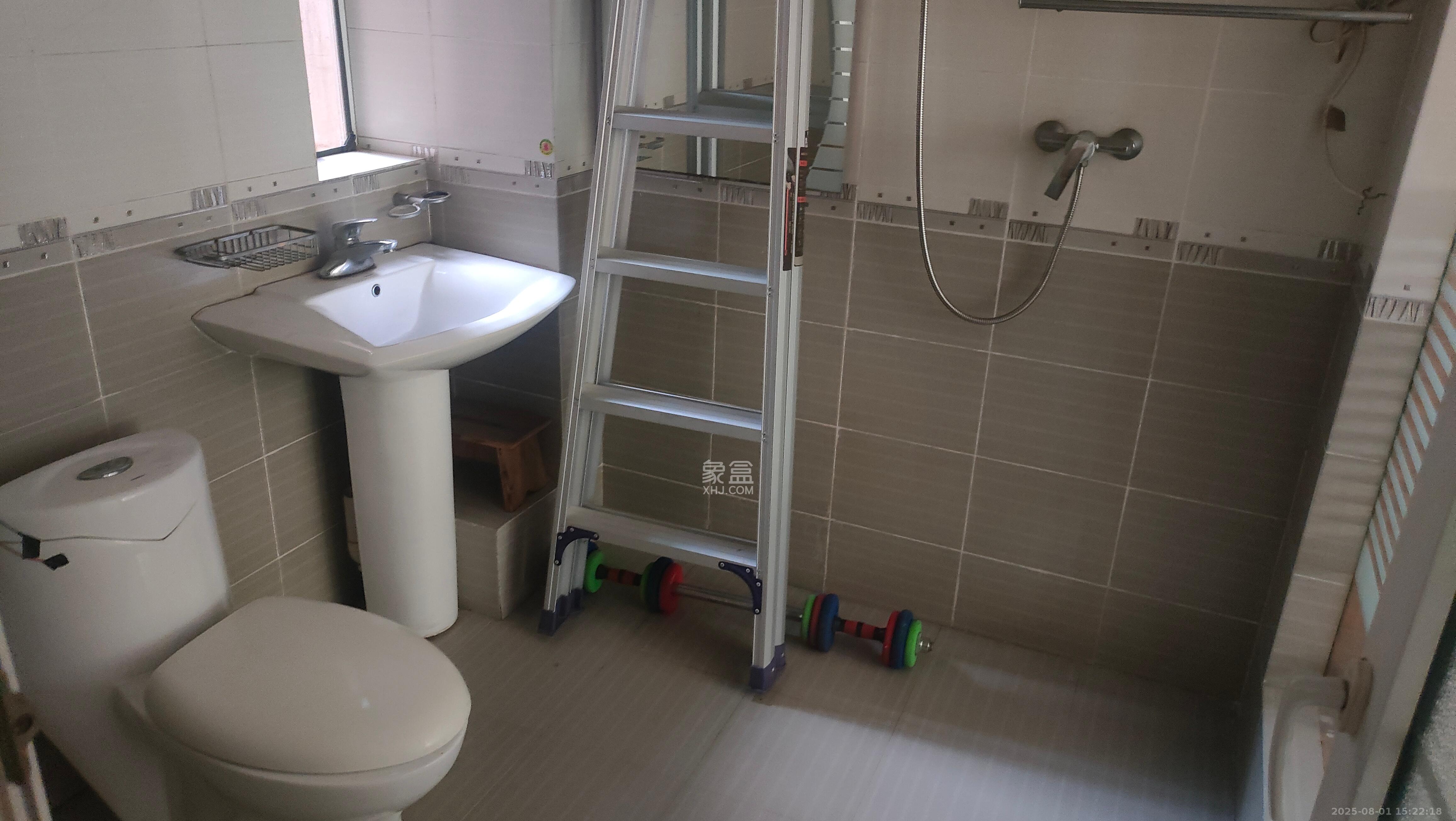 山水人家三期  3室2厅2卫    1800.0元/月室内图