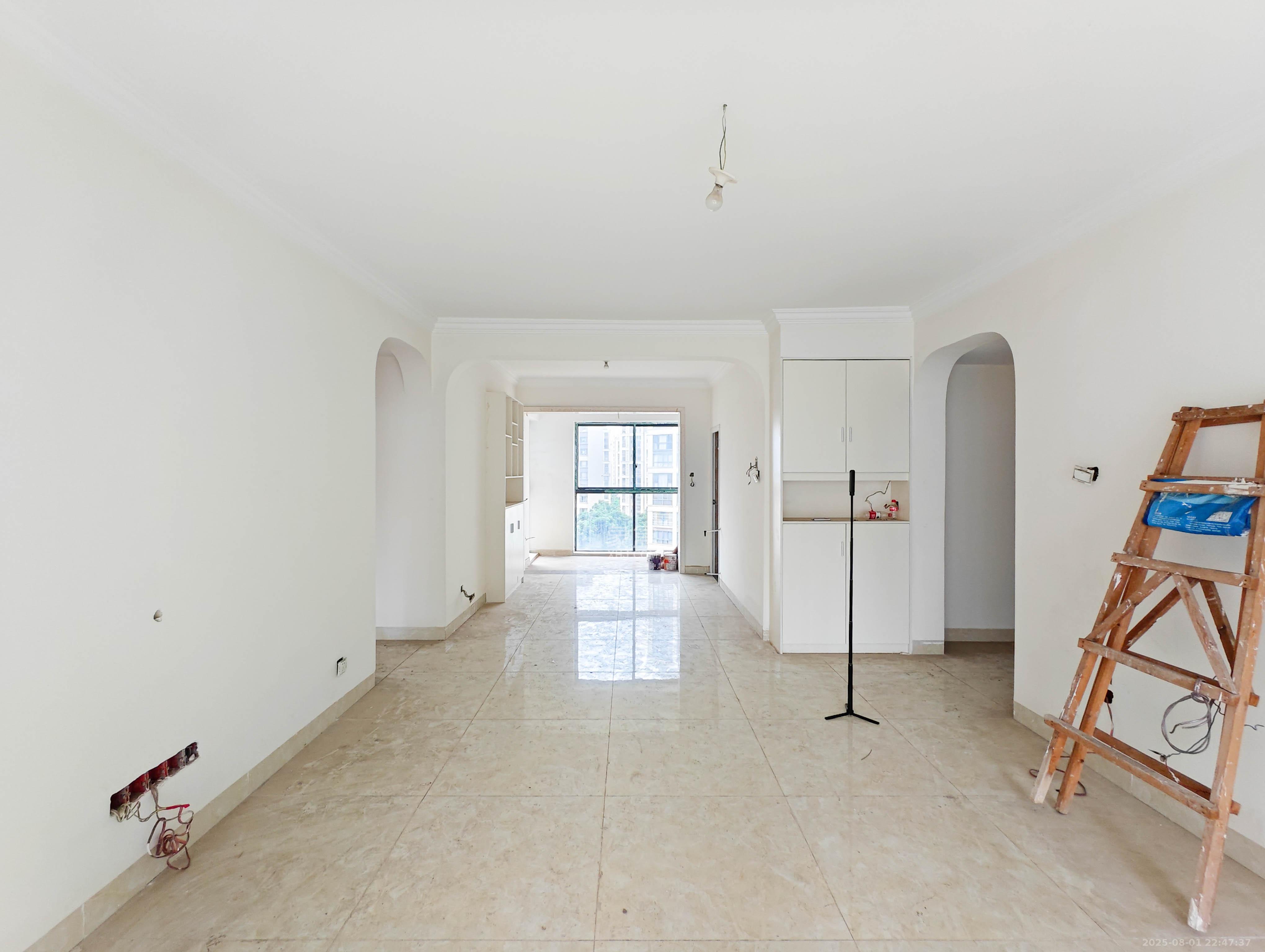 五矿紫湖香醍 4室2厅2卫 100.0万 五矿紫湖香醍 4室2厅2卫 100.0万客厅