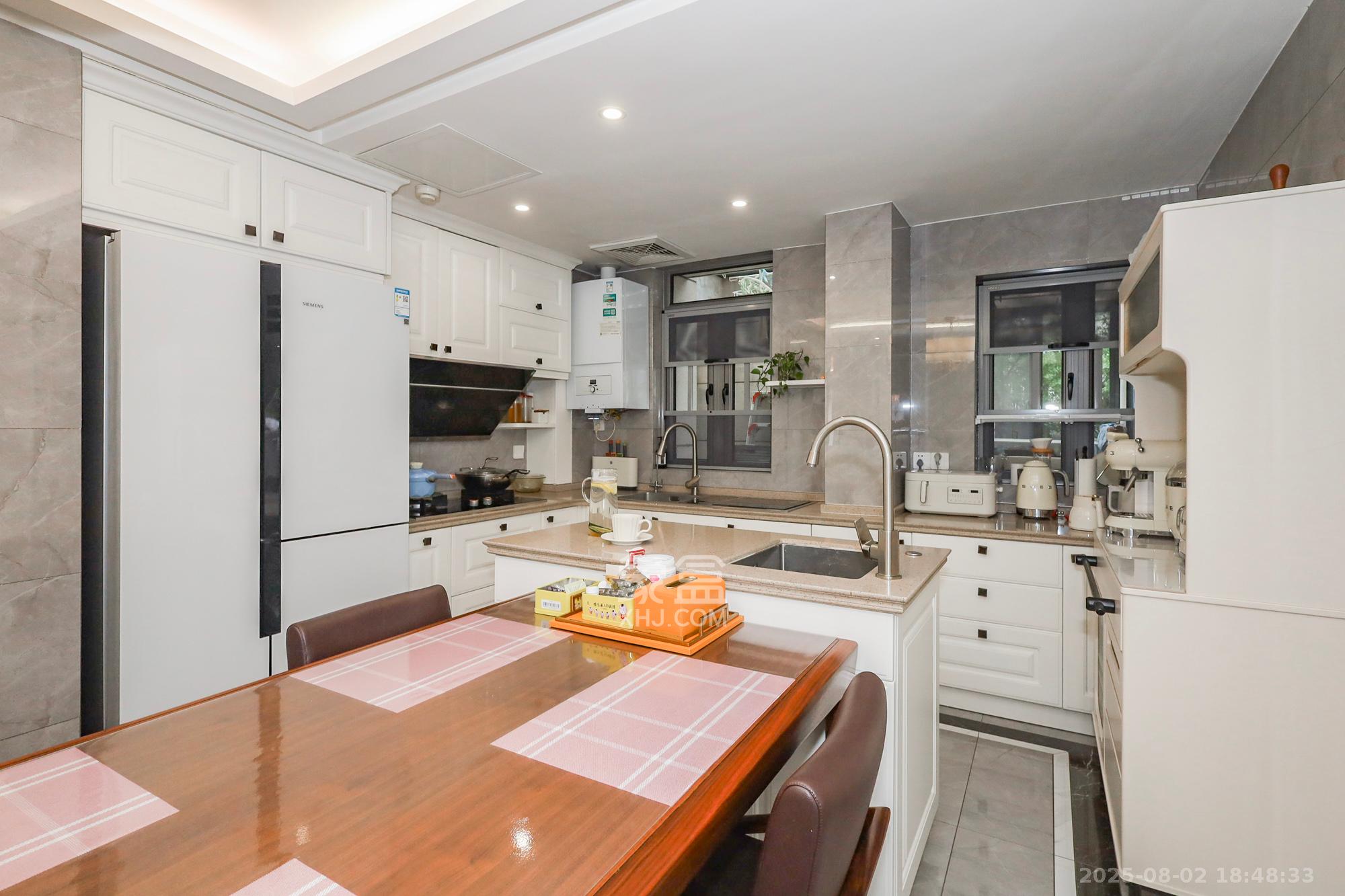 八方小区C区  3室2厅2卫    488.0万厨房