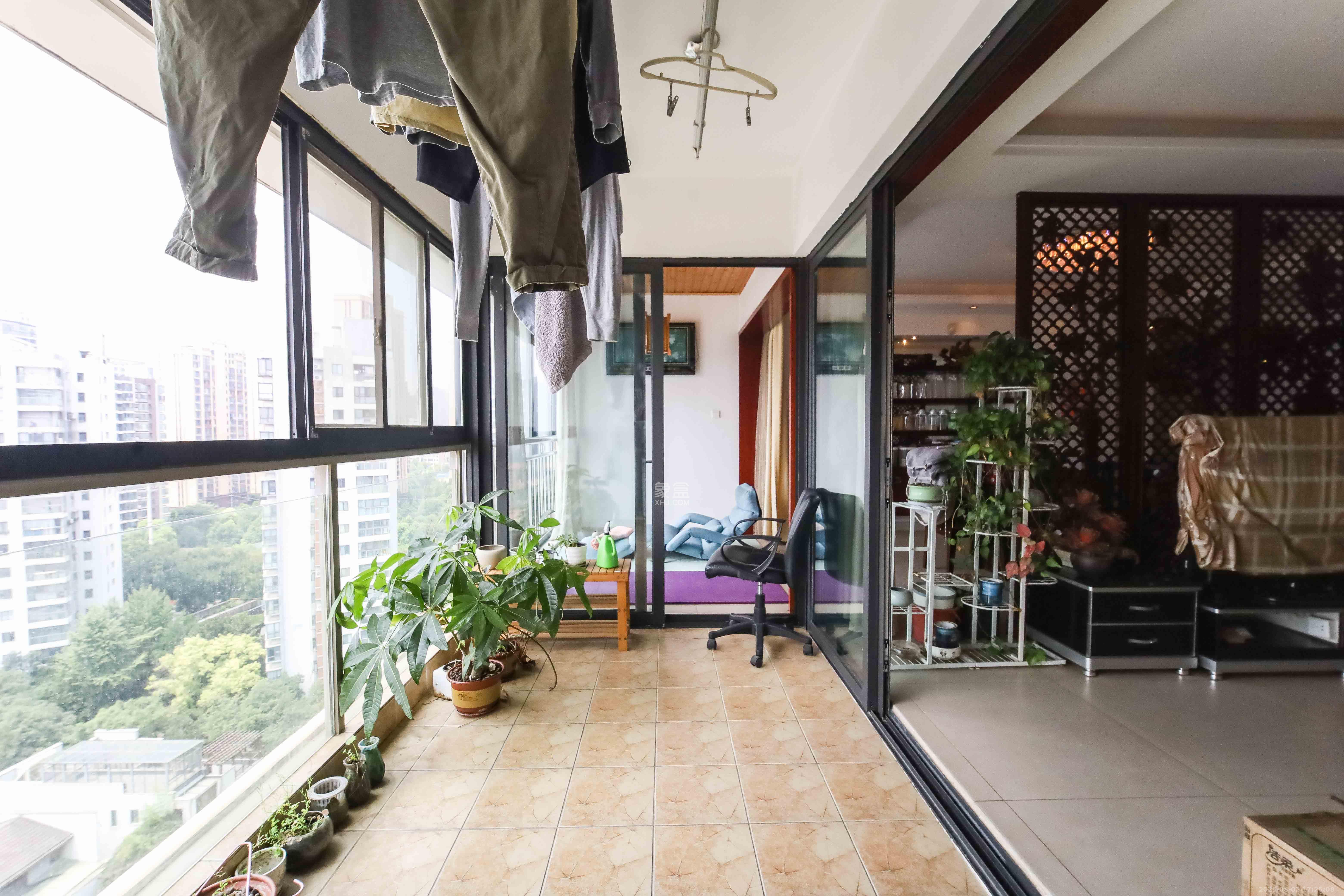 西街花园  4室2厅3卫    239.0万 西街花园  4室2厅3卫    239.0万阳台