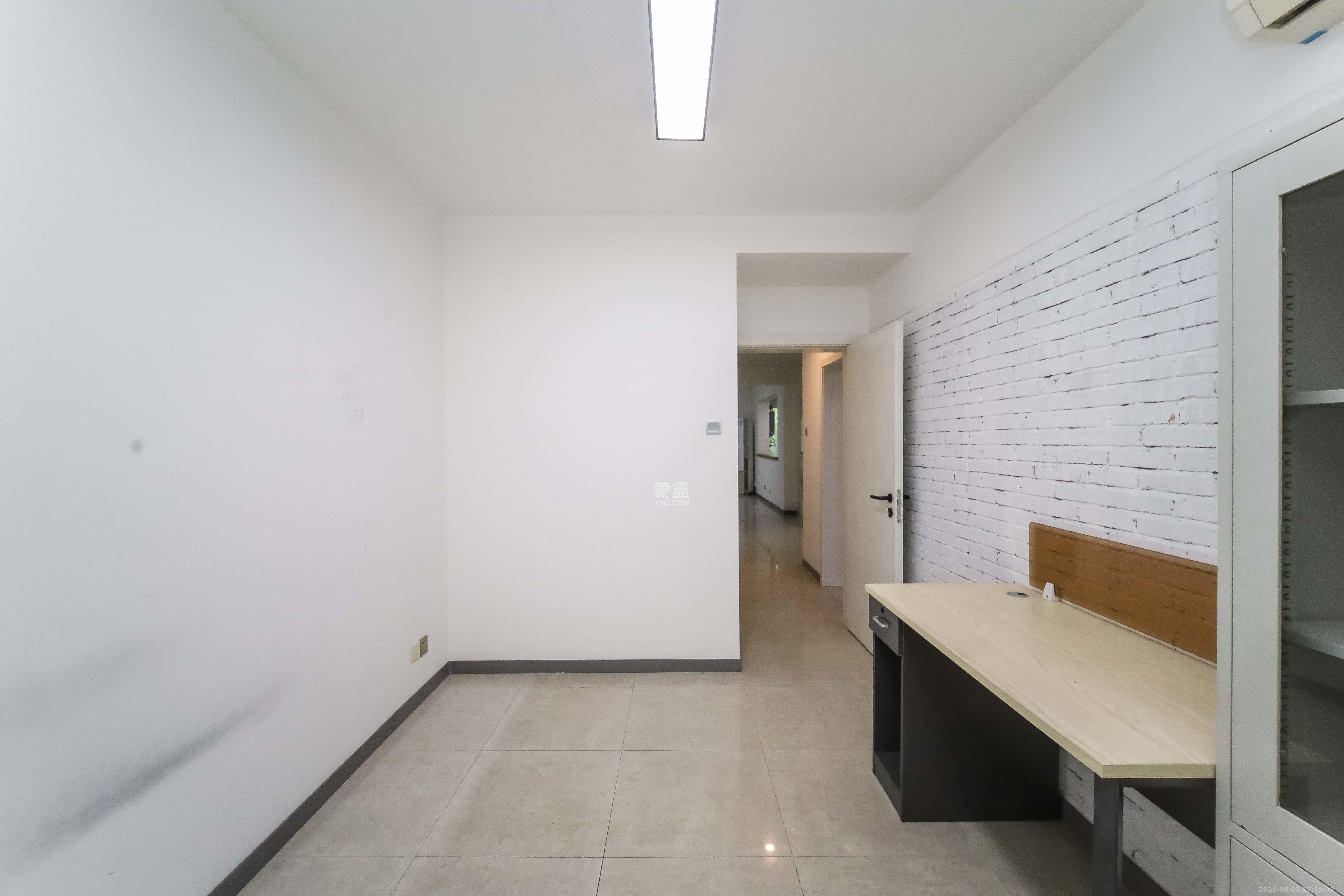 宏华花苑  3室2厅1卫    96.0万 宏华花苑  3室2厅1卫    96.0万卧室