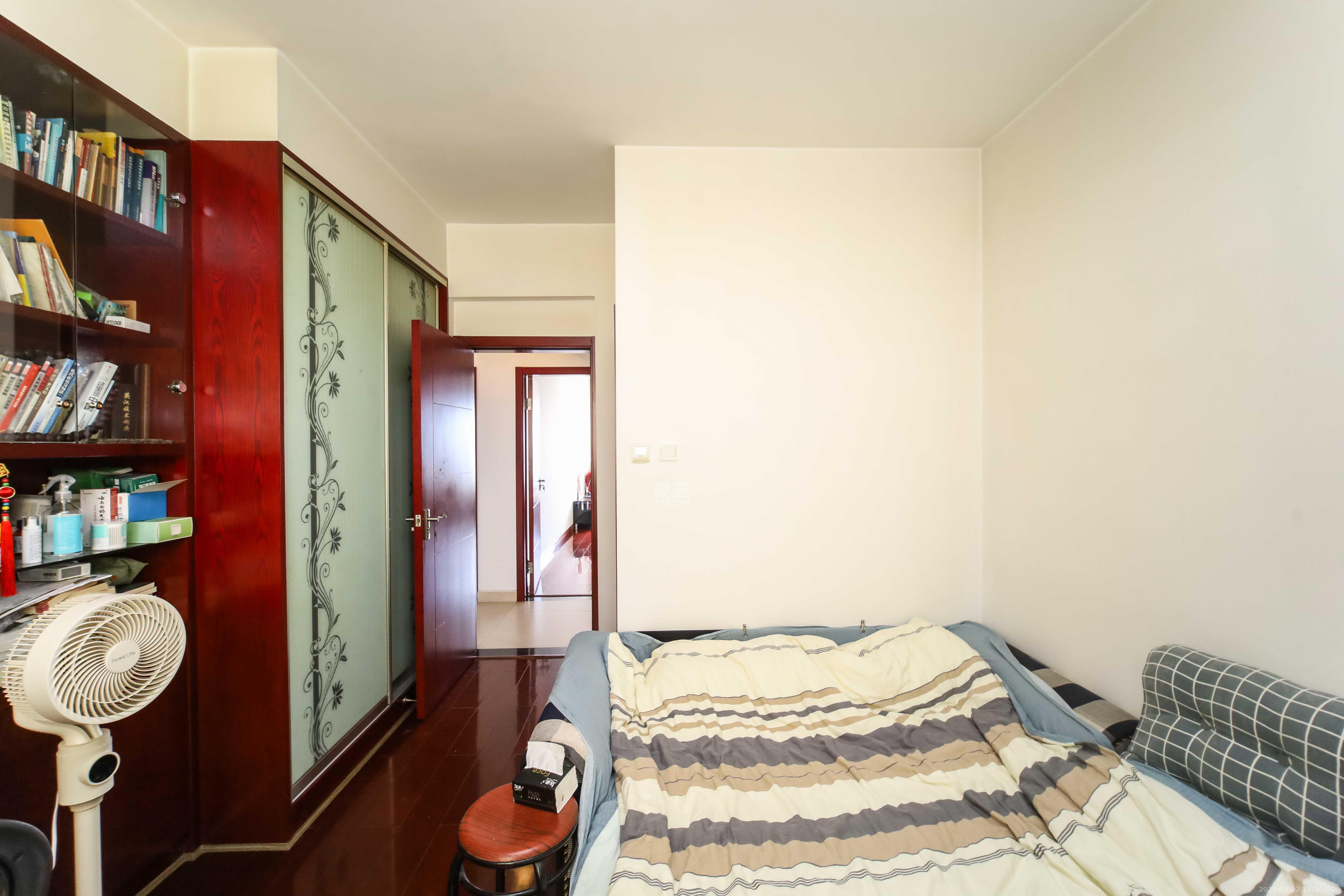 西街花园  4室2厅3卫    239.0万 西街花园  4室2厅3卫    239.0万卧室