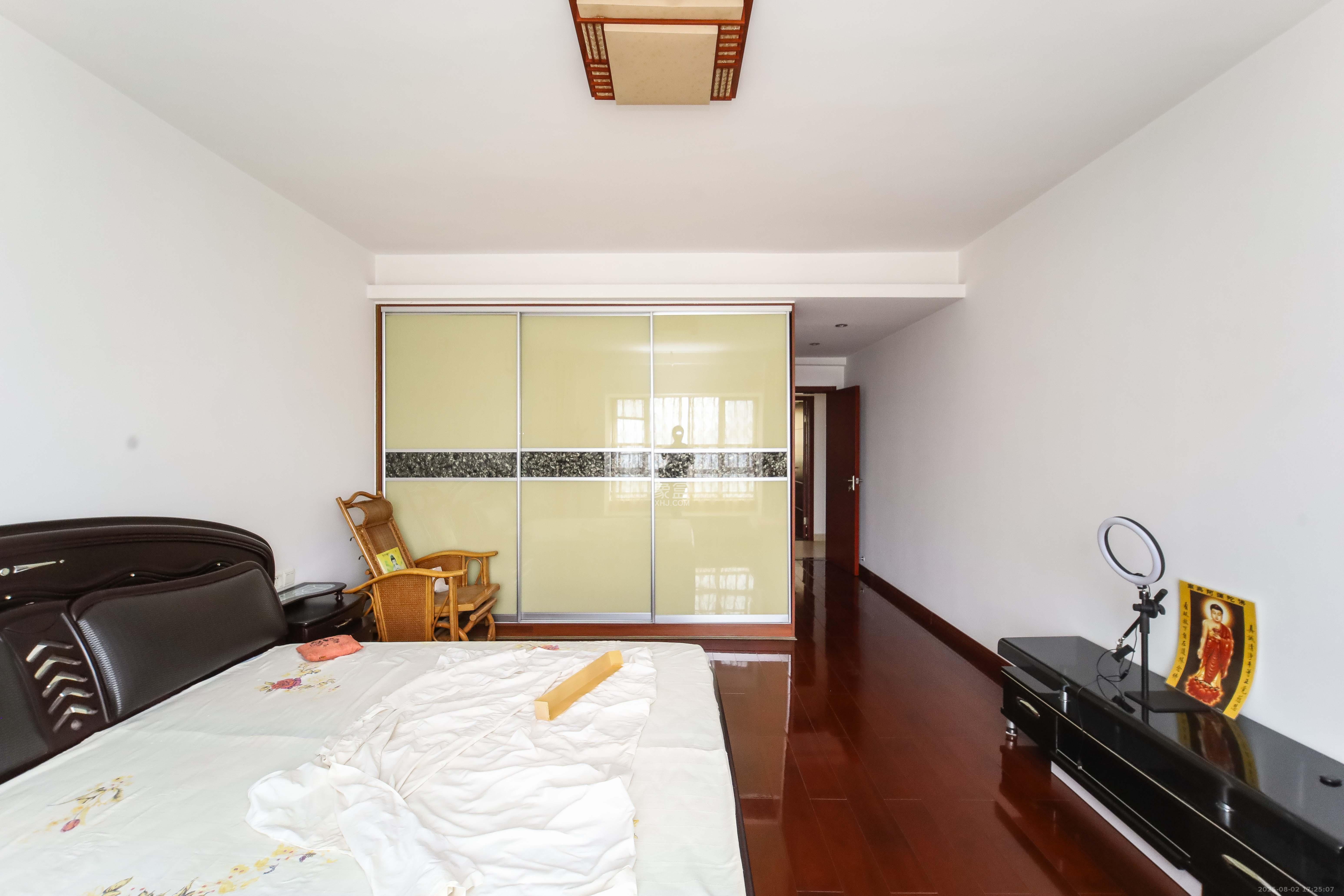 西街花园  4室2厅3卫    239.0万 西街花园  4室2厅3卫    239.0万卧室