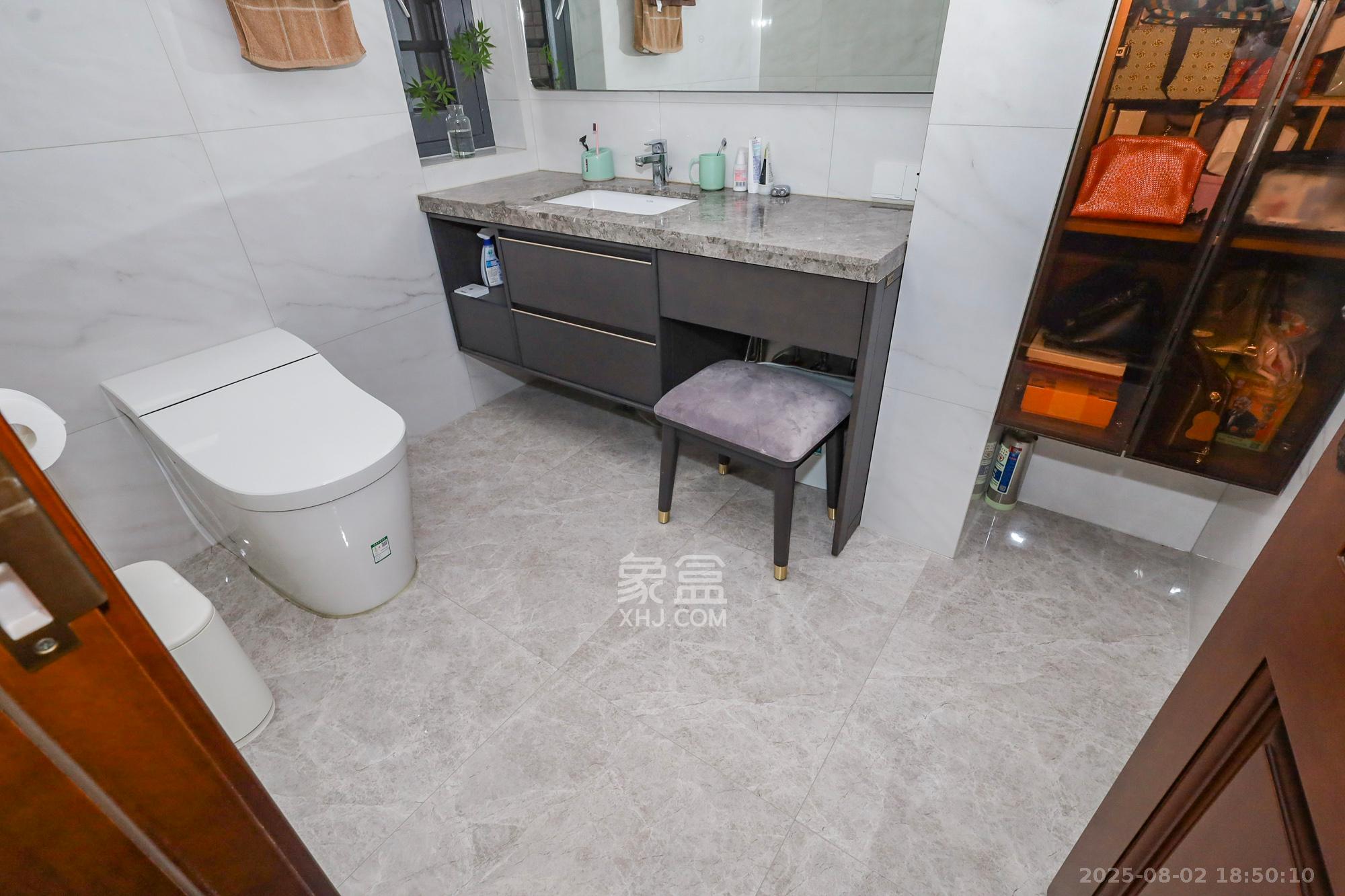 八方小区B区  4室2厅2卫    605.0万卫生间