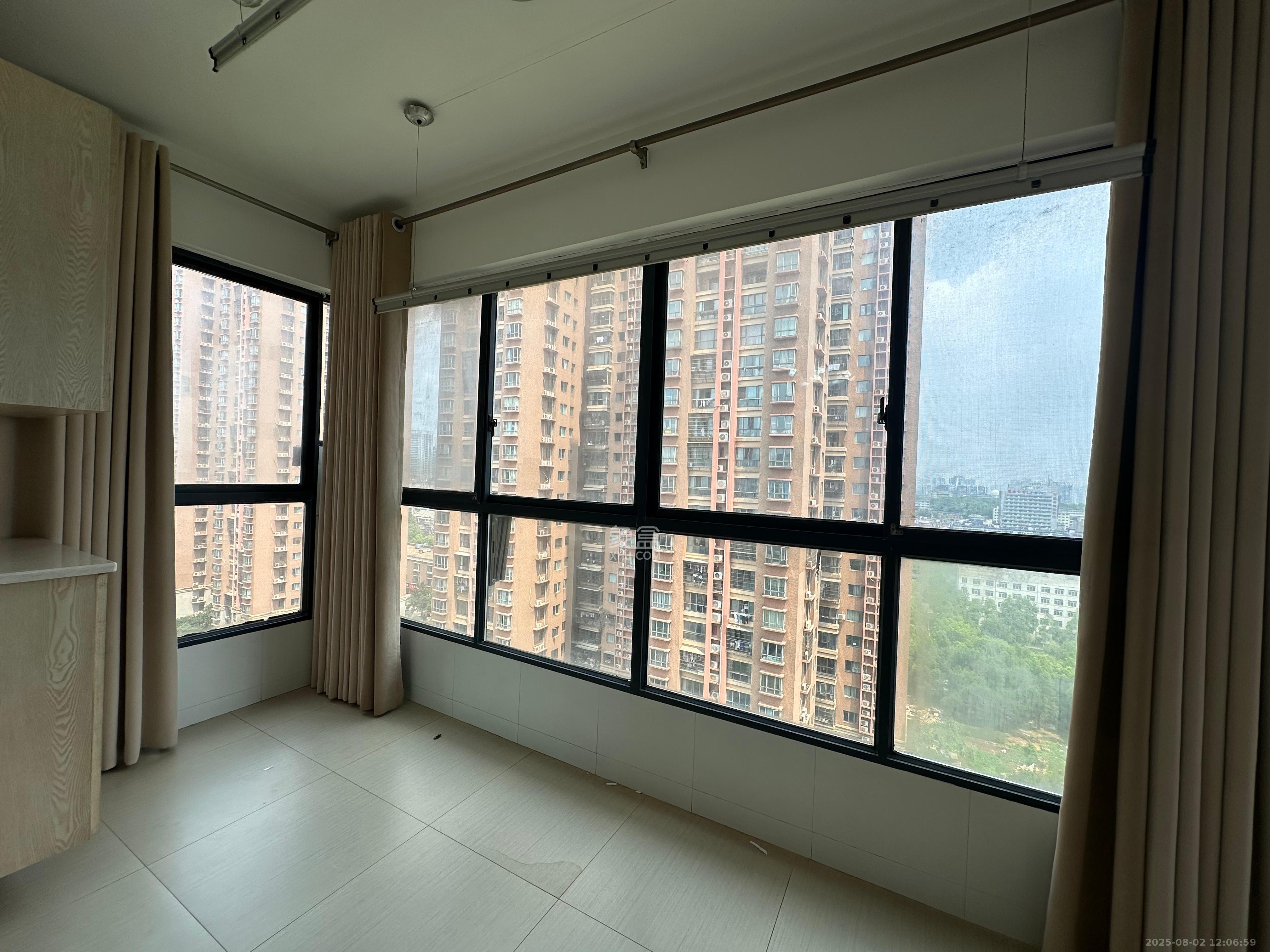 上海城小区  4室2厅2卫    2800.0元/月室内图