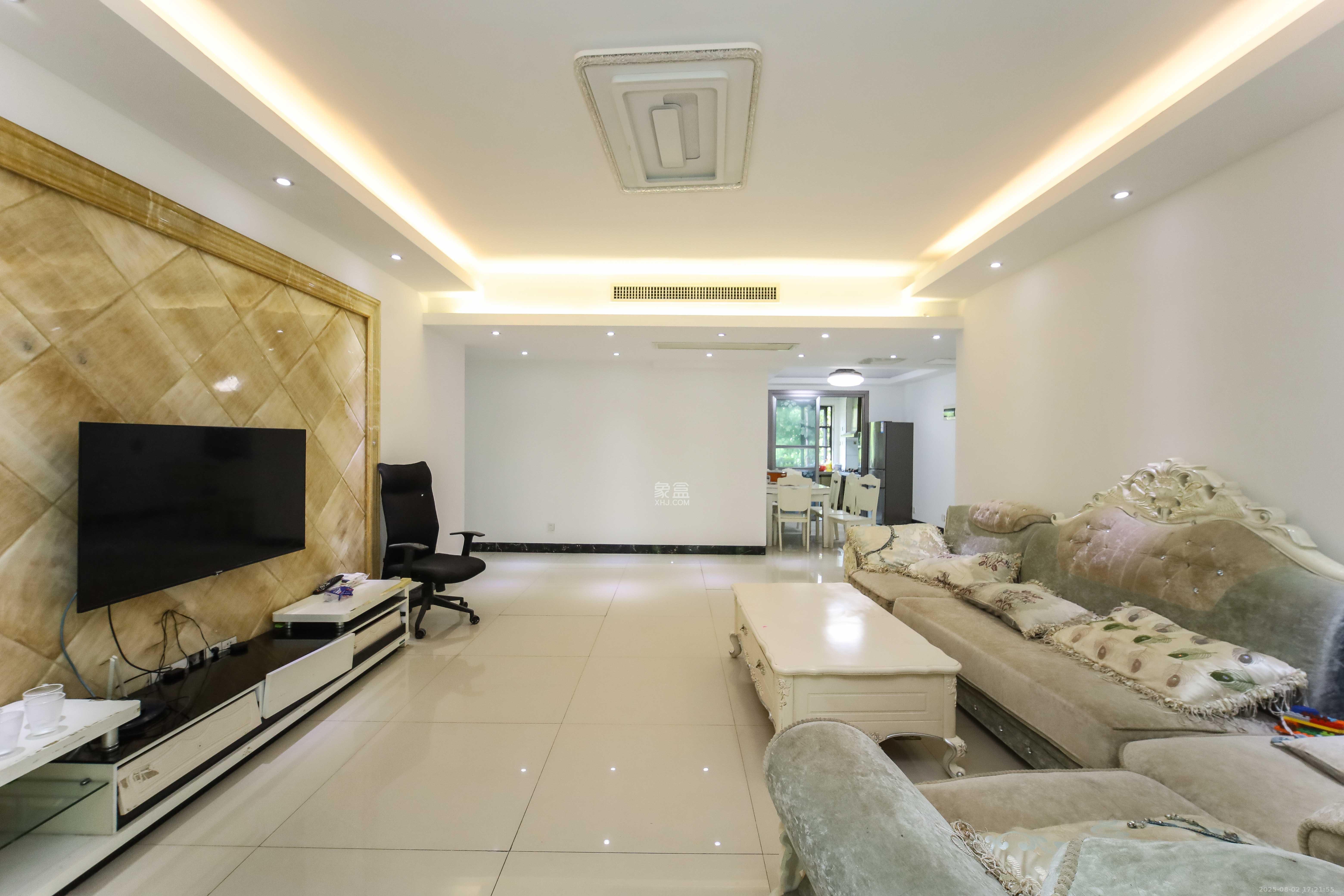 红橡华园(菲莎公馆) 4室2厅1卫 178.0万 红橡华园(菲莎公馆) 4室2厅1卫 178.0万客厅