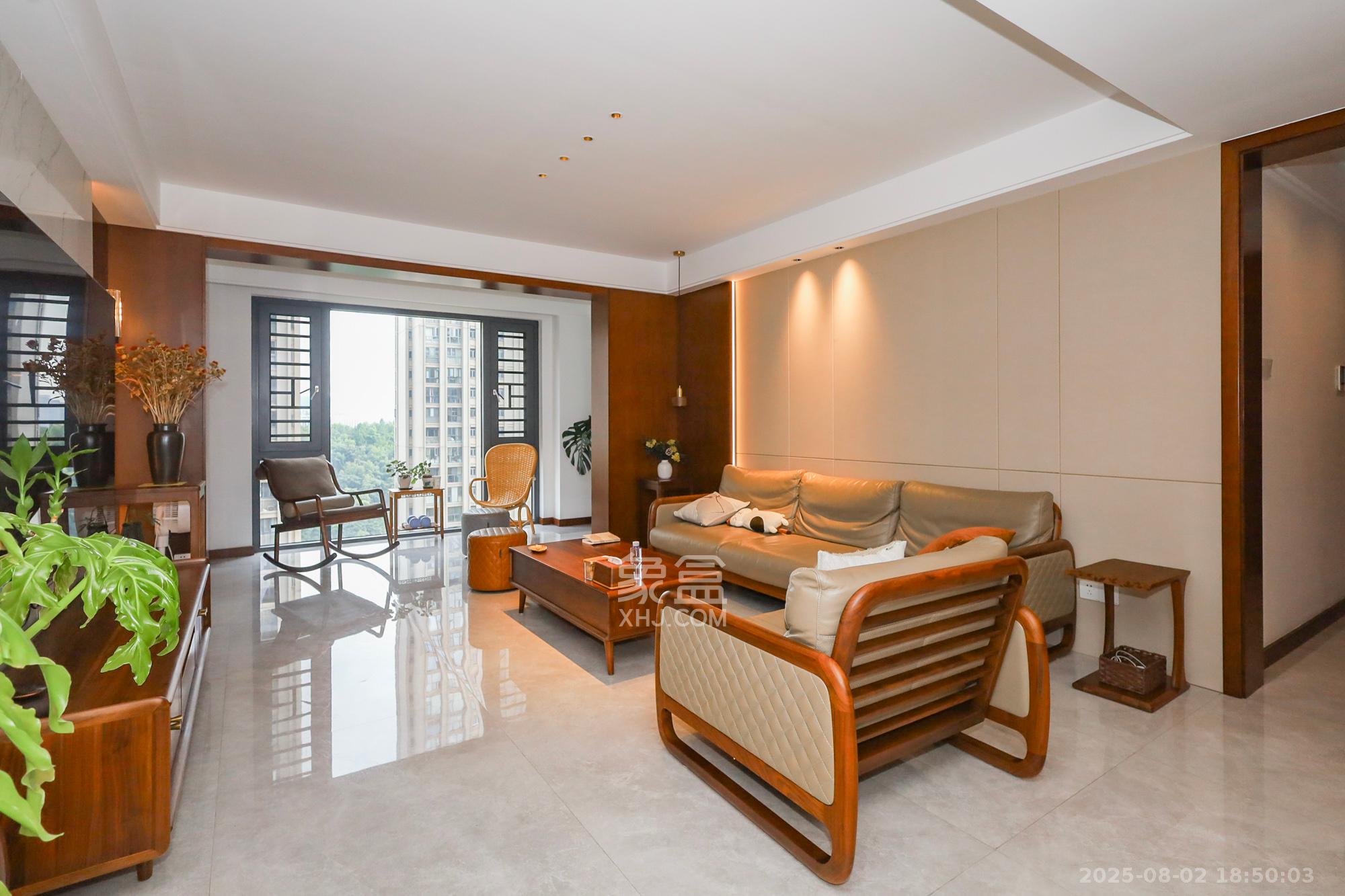 八方小区B区  4室2厅2卫    605.0万客厅