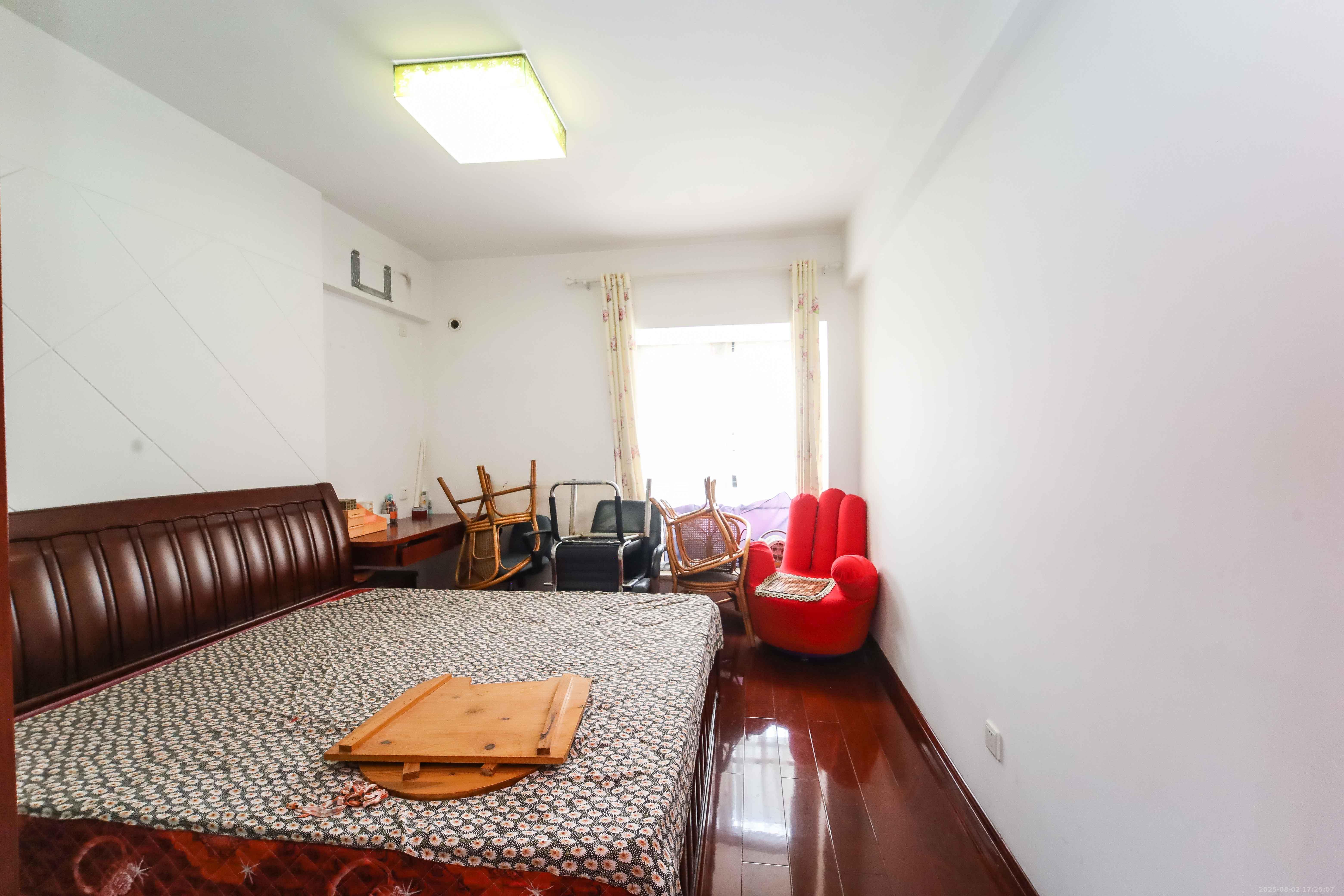 西街花园  4室2厅3卫    239.0万 西街花园  4室2厅3卫    239.0万卧室