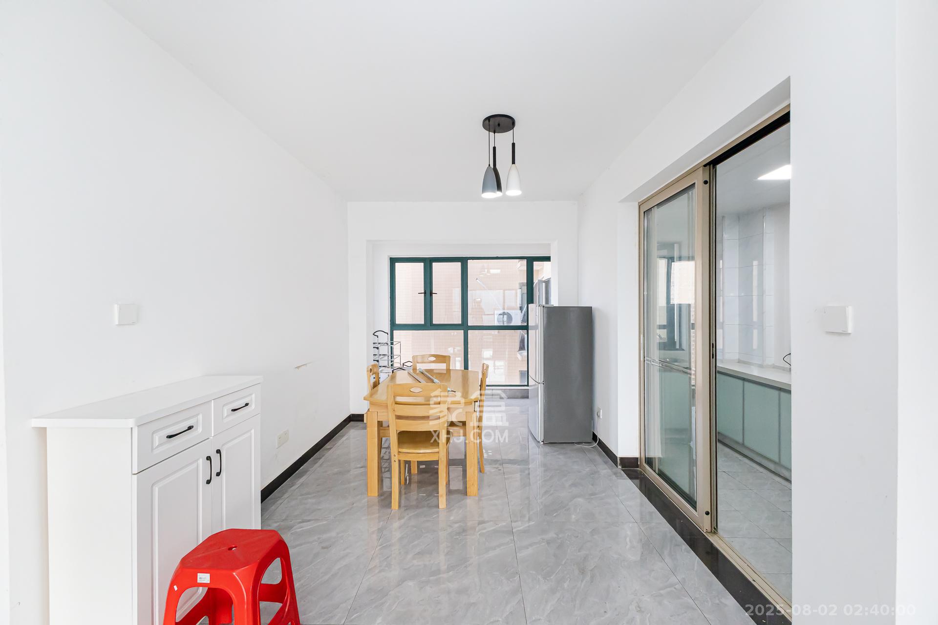 金湘苑(星澜之悦) 4室2厅2卫 98.0万 金湘苑(星澜之悦) 4室2厅2卫 98.0万客厅