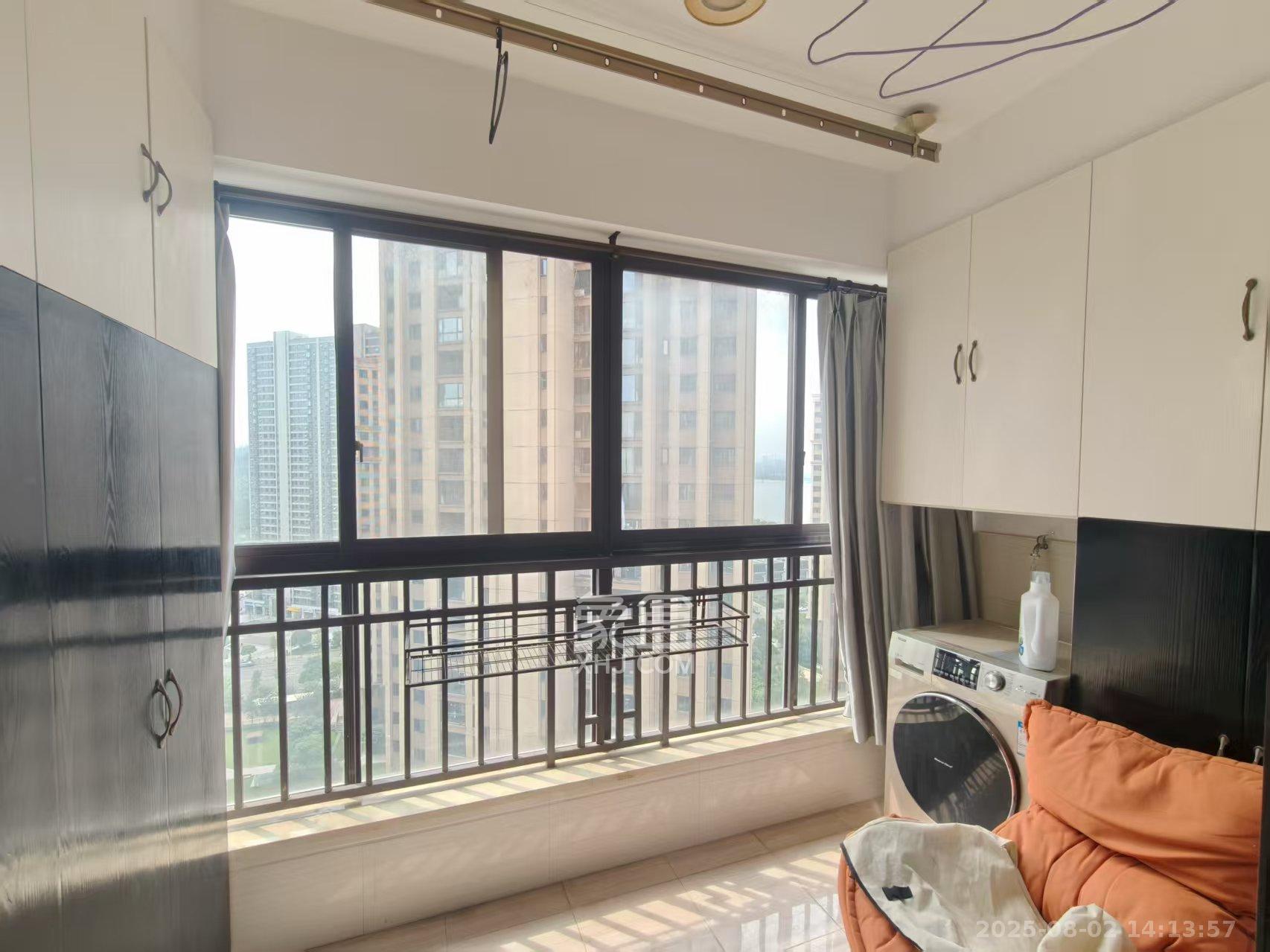 绿地海外滩一期  3室2厅2卫    2200.0元/月室内图