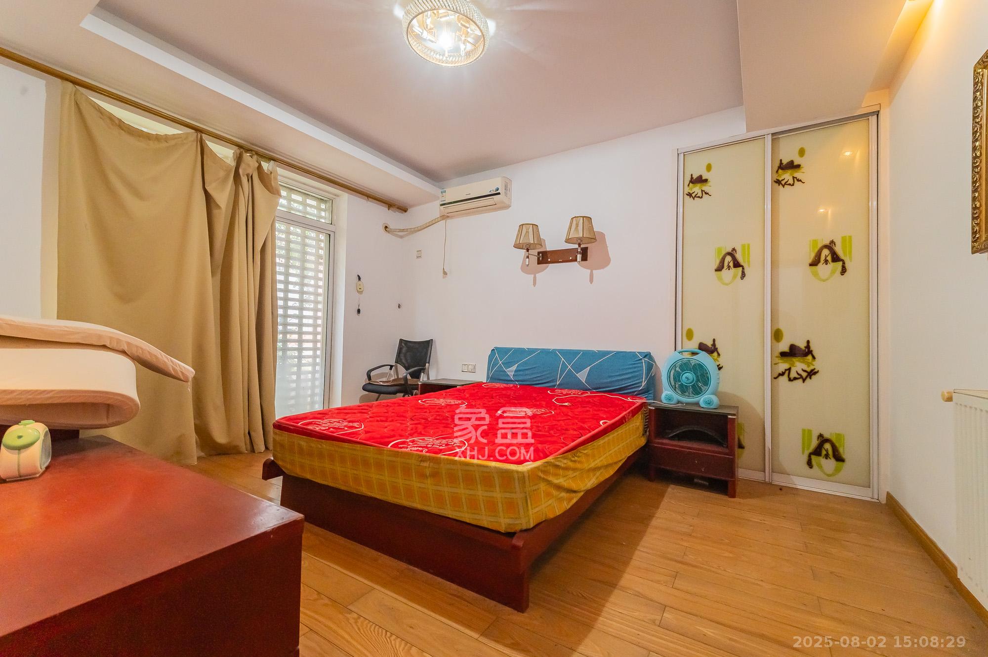 幸福里(幸福里一期) 4室2厅3卫 178.0万 幸福里(幸福里一期) 4室2厅3卫 178.0万卧室