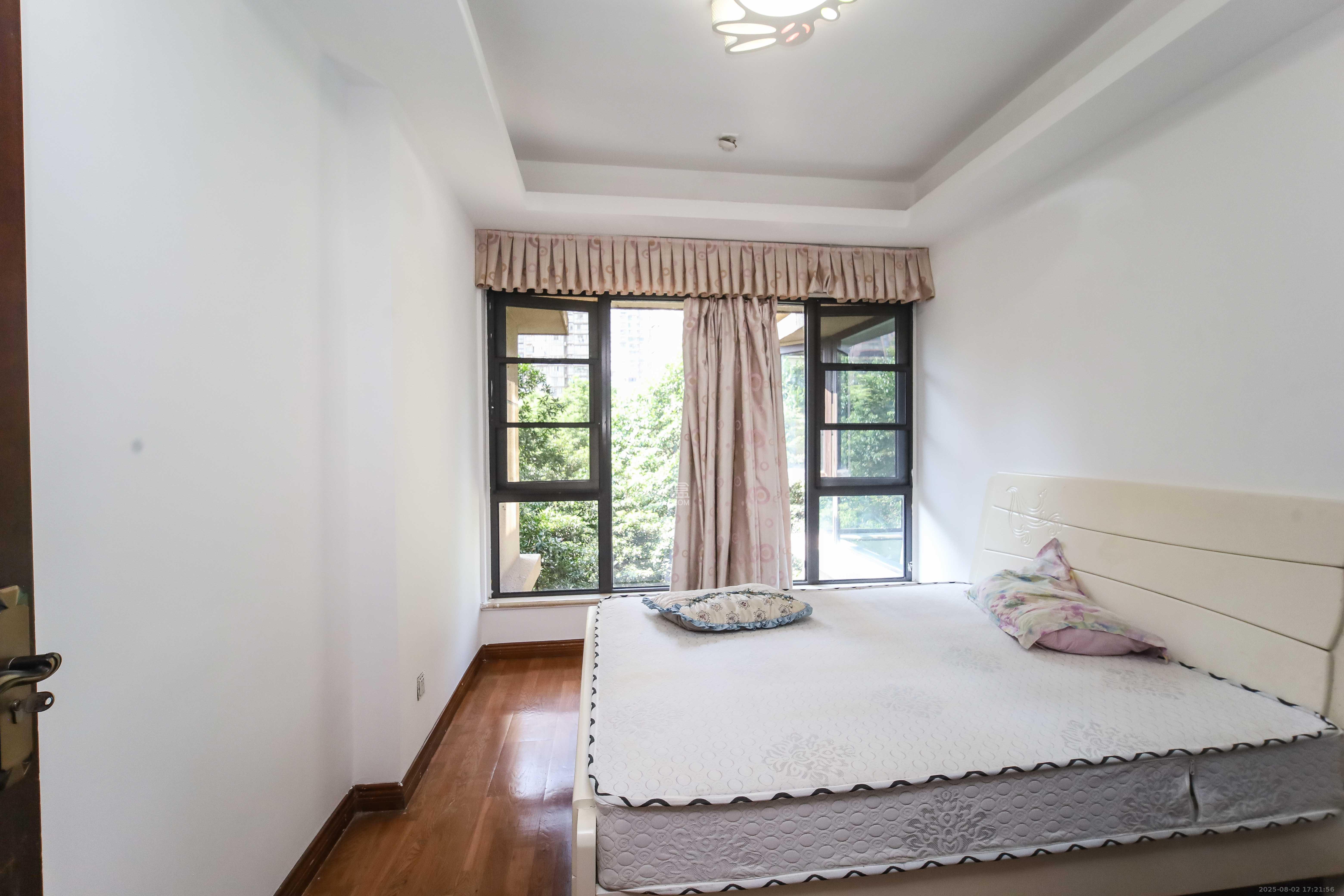 红橡华园(菲莎公馆)  4室2厅1卫    178.0万卧室