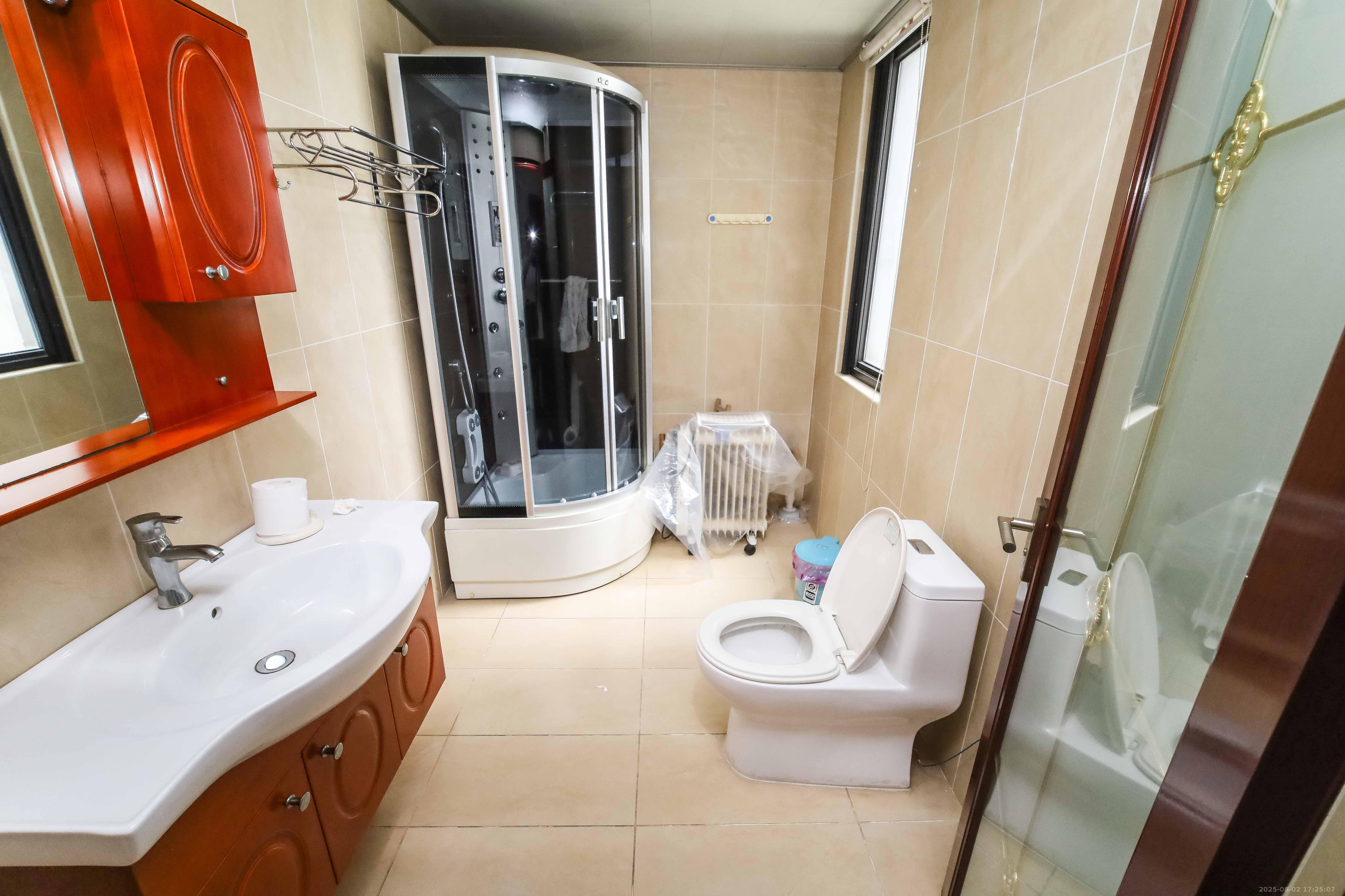 西街花园  4室2厅3卫    239.0万 西街花园  4室2厅3卫    239.0万卫生间