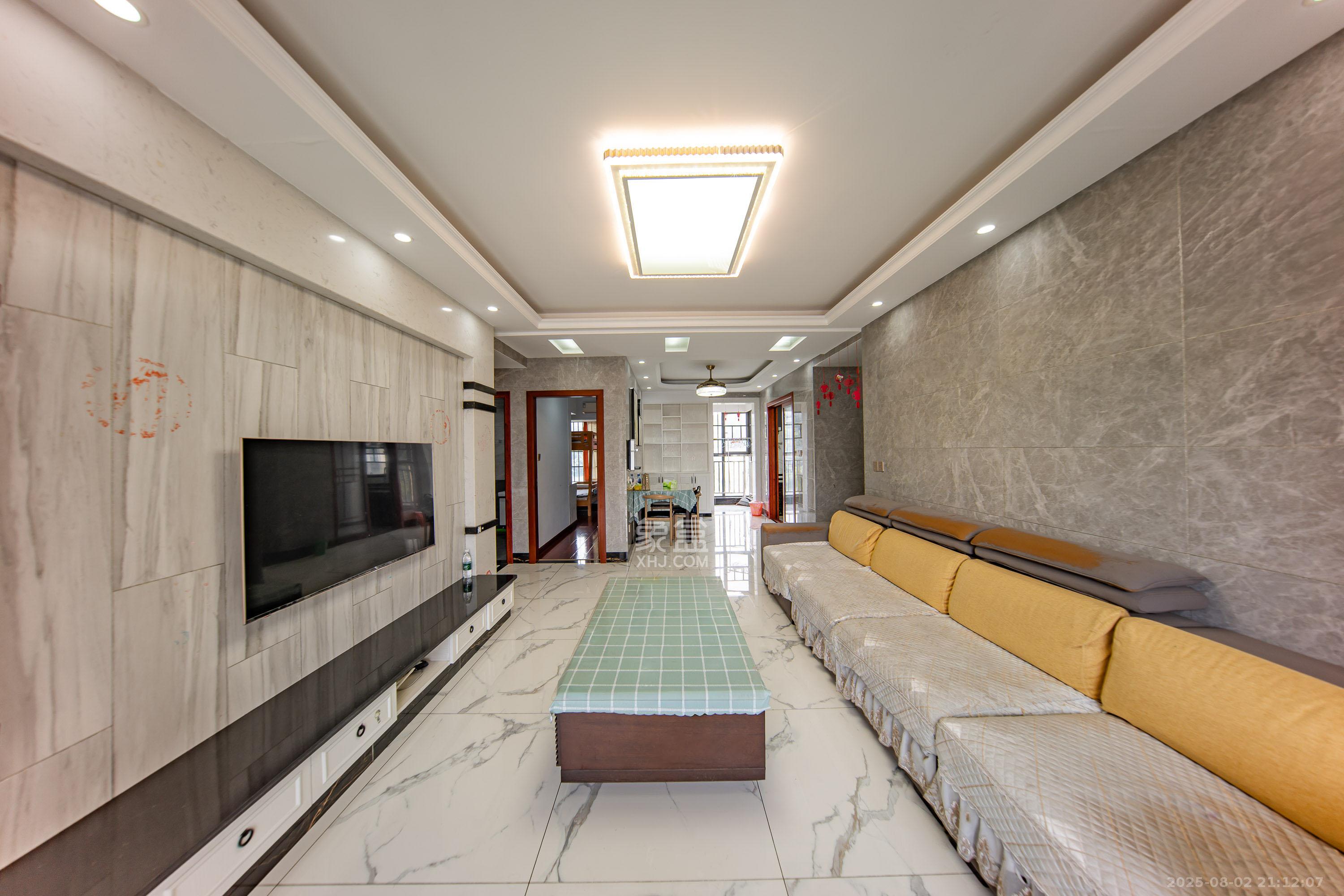 南山十里天池 3室2厅2卫 88.0万 南山十里天池 3室2厅2卫 88.0万客厅