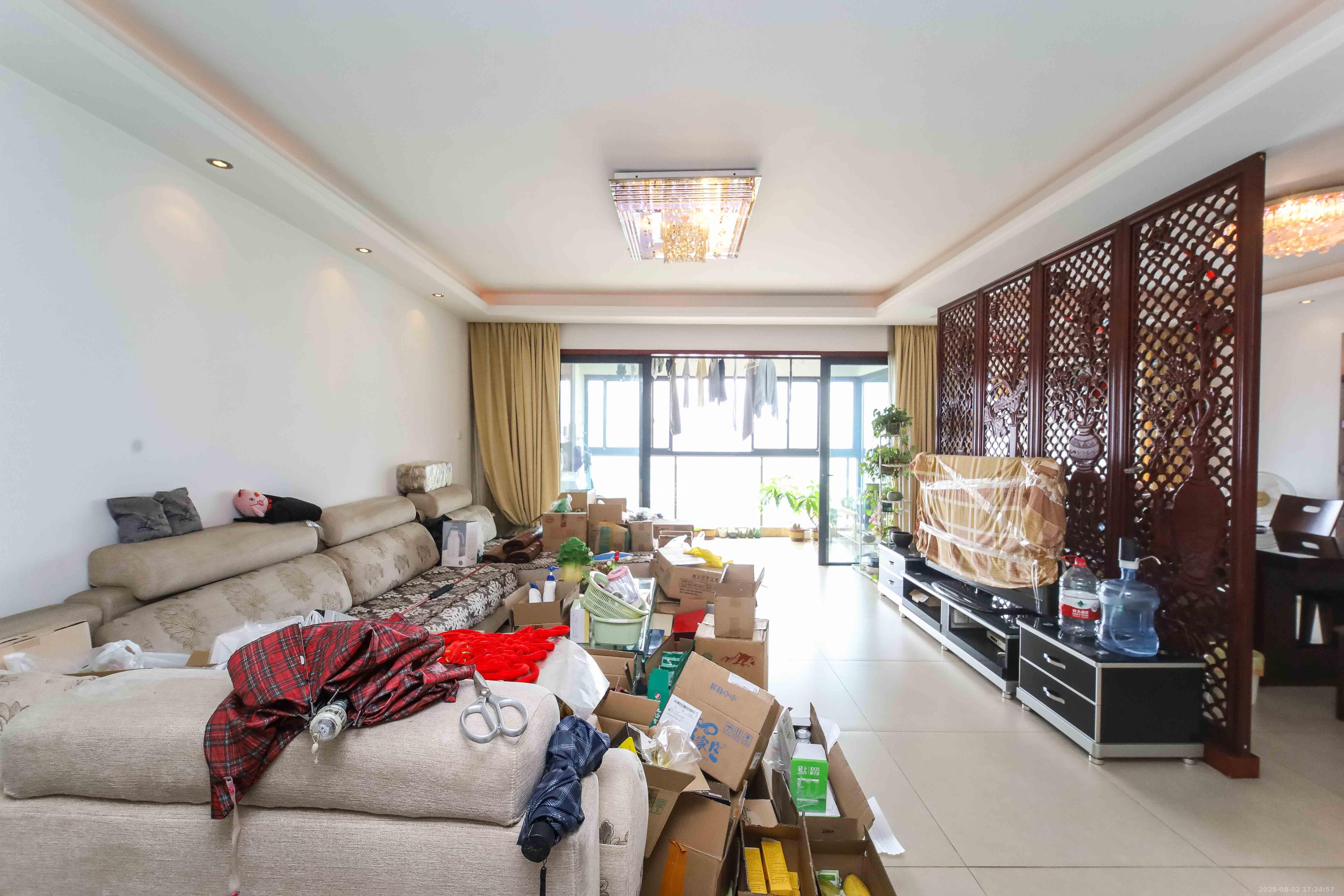 西街花园  4室2厅3卫    239.0万 西街花园  4室2厅3卫    239.0万客厅