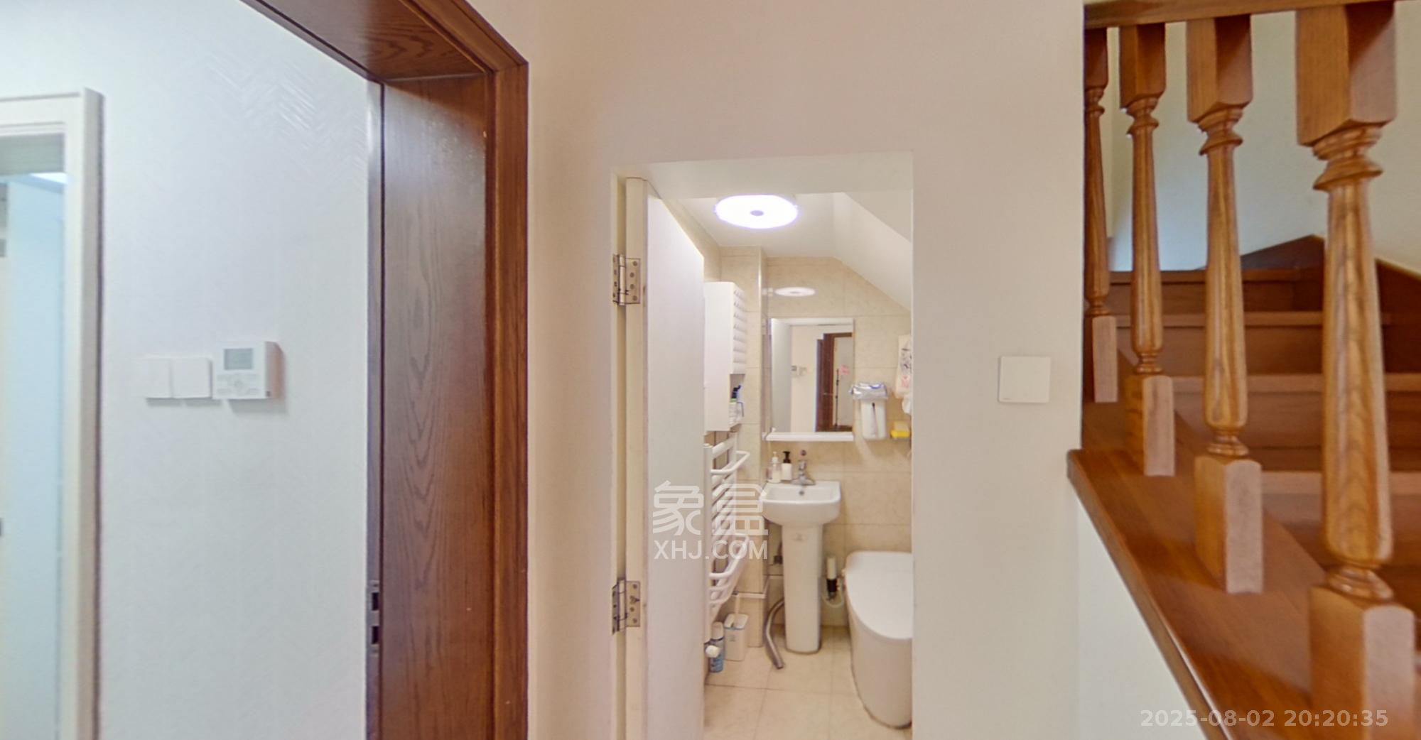 山语城一期 4室2厅3卫 240.0万 山语城一期 4室2厅3卫 240.0万卫生间