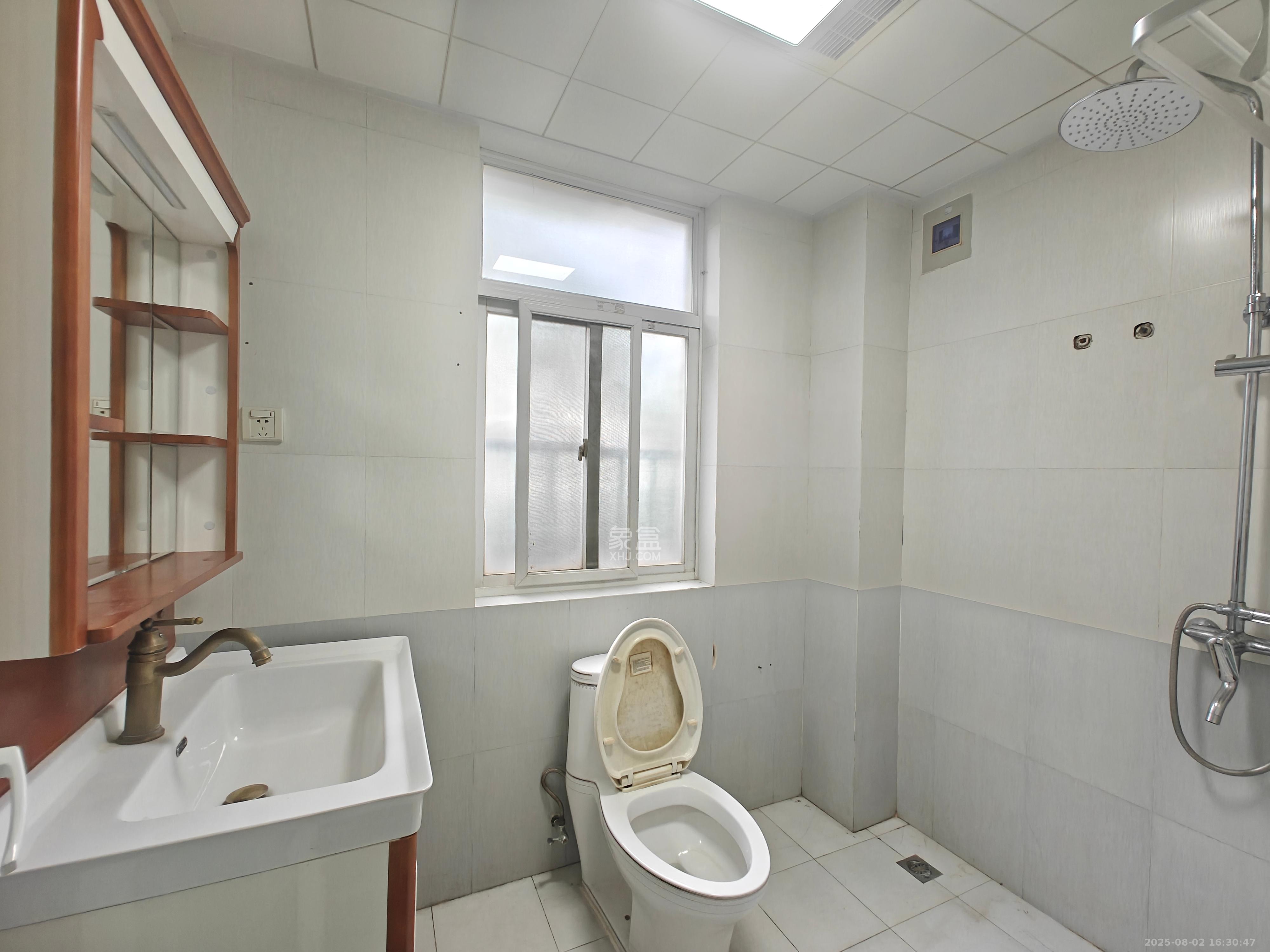 嘉盛华庭(一期、二期、三期) 3室2厅2卫 2700.0元/月 嘉盛华庭(一期、二期、三期) 3室2厅2卫 2700.0元/月室内图