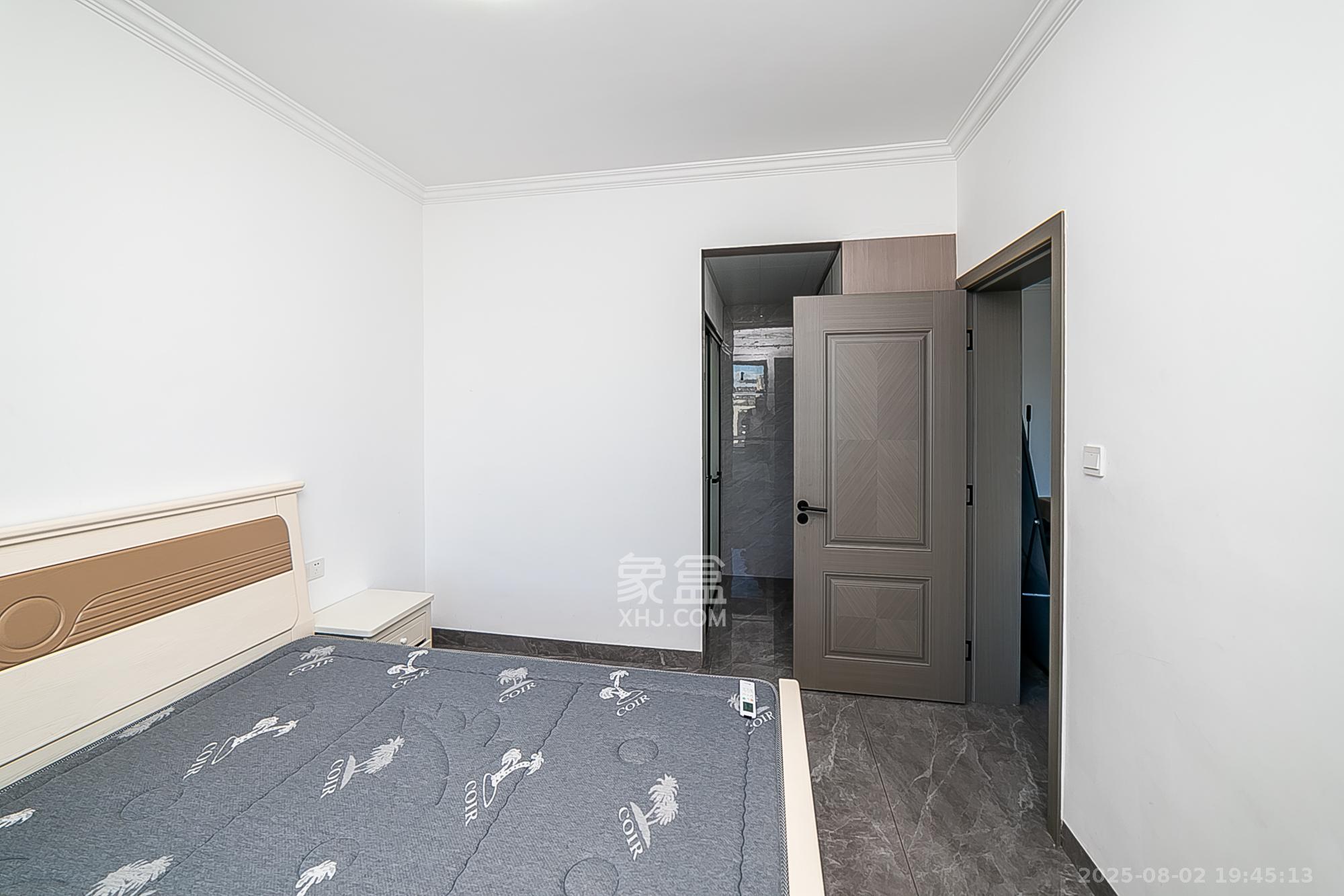 天鸿天府(天鸿中央大院)  3室2厅2卫    116.8万 天鸿天府(天鸿中央大院)  3室2厅2卫    116.8万卧室