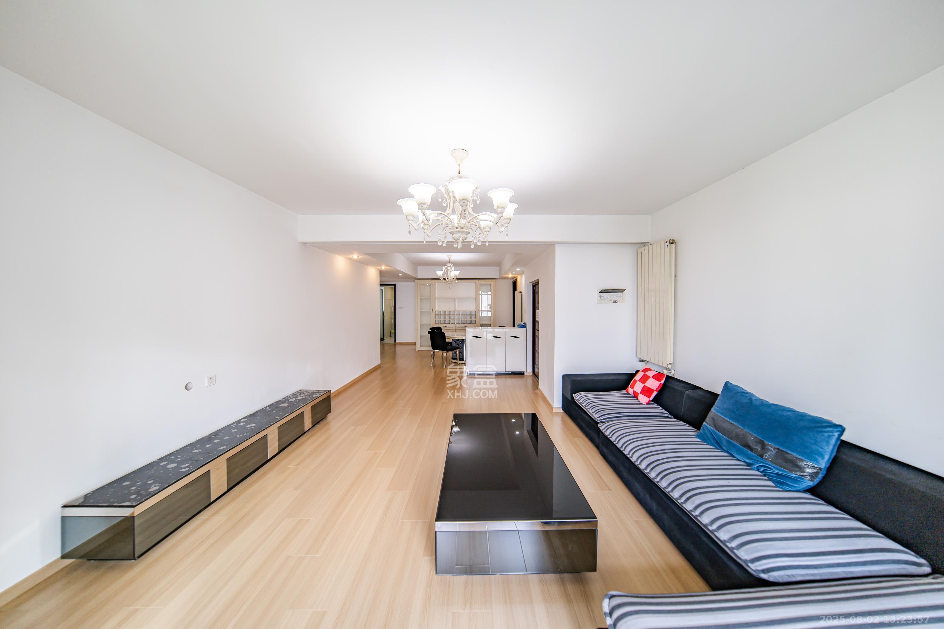 阳光100三期 4室2厅1卫 145.0万 阳光100三期 4室2厅1卫 145.0万客厅