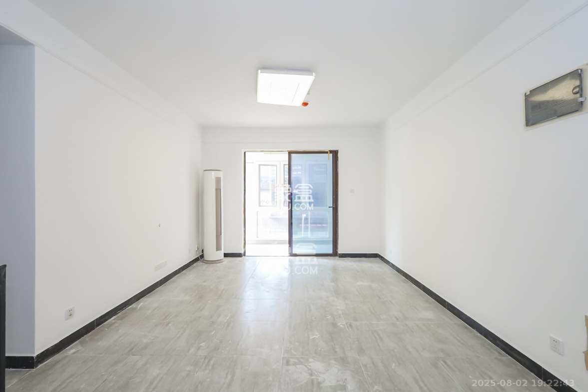 保利西海岸B区  3室2厅2卫    135.0万 保利西海岸B区  3室2厅2卫    135.0万客厅