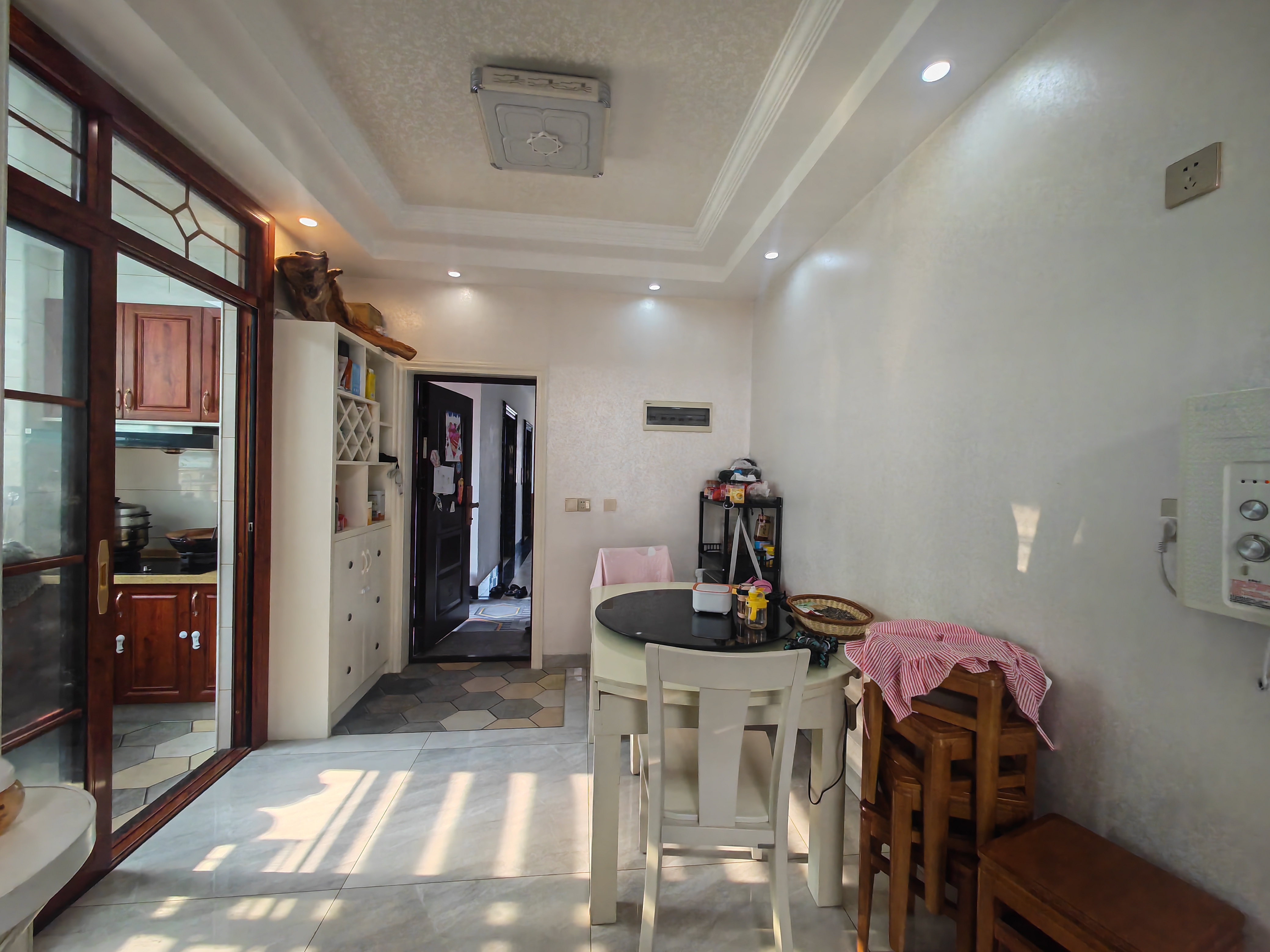 和泰家园  3室2厅2卫    72.8万客厅