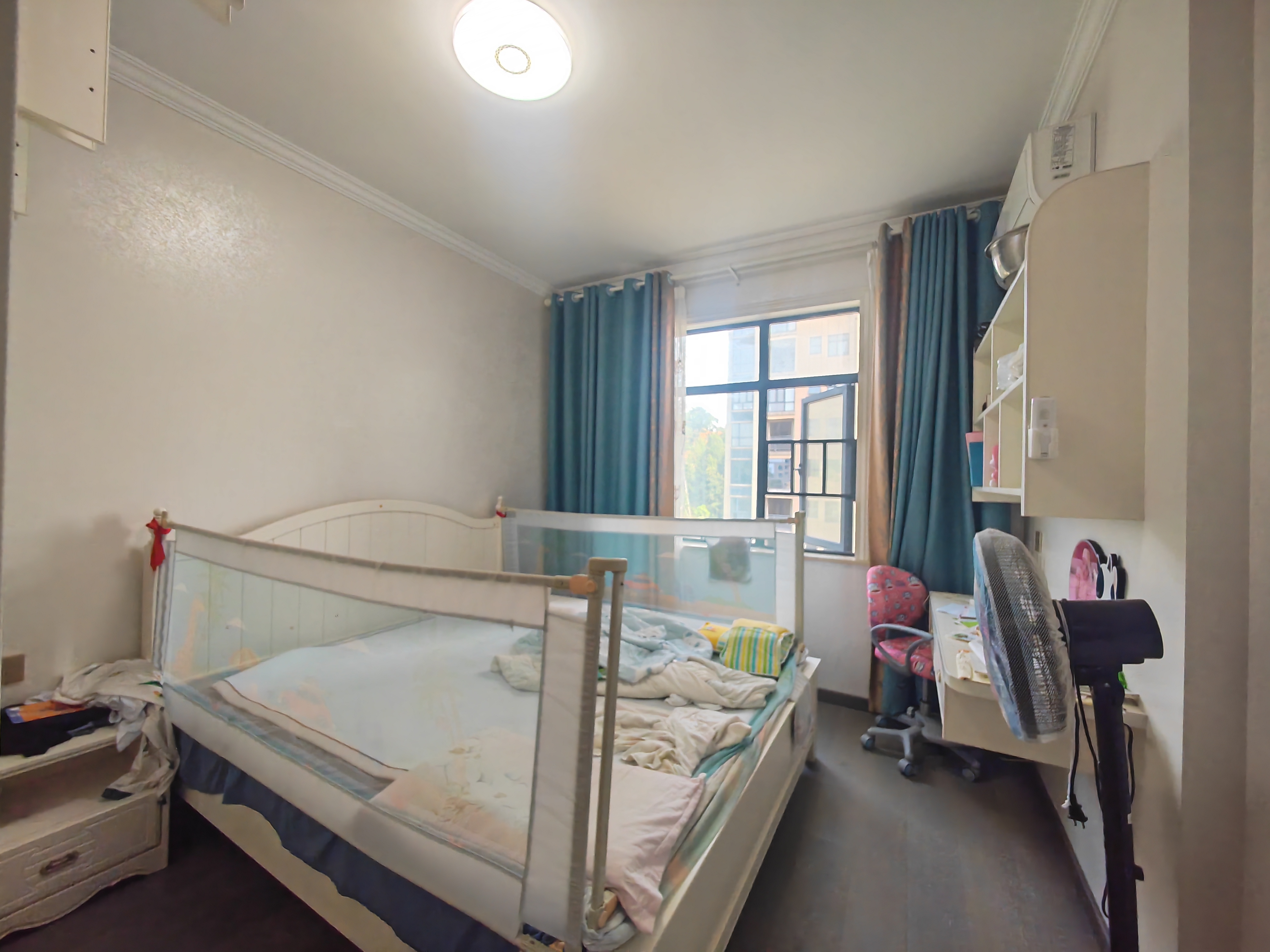 和泰家园  3室2厅2卫    72.8万客厅