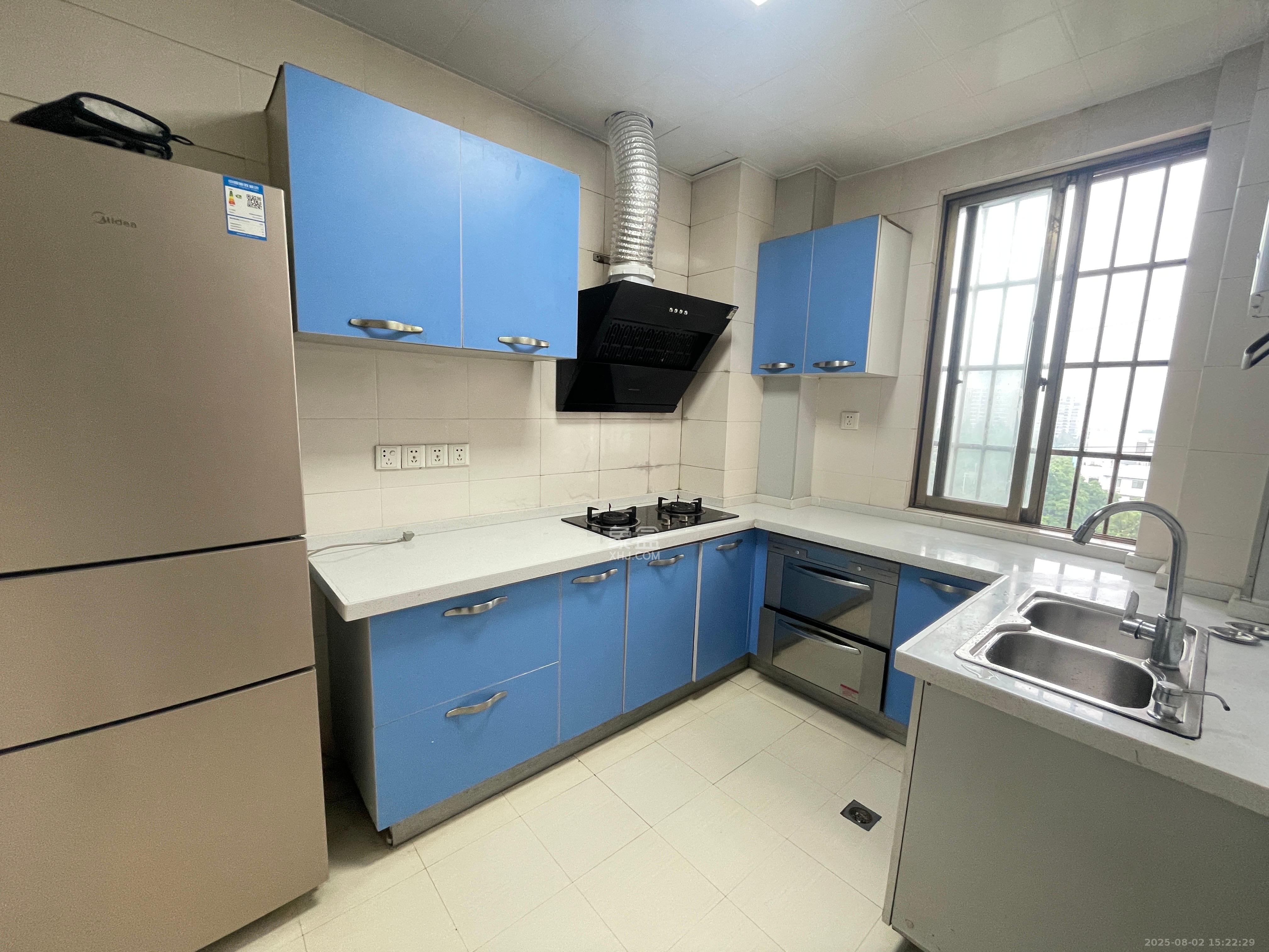 阳明山庄  3室2厅2卫   2300.00元/月室内图