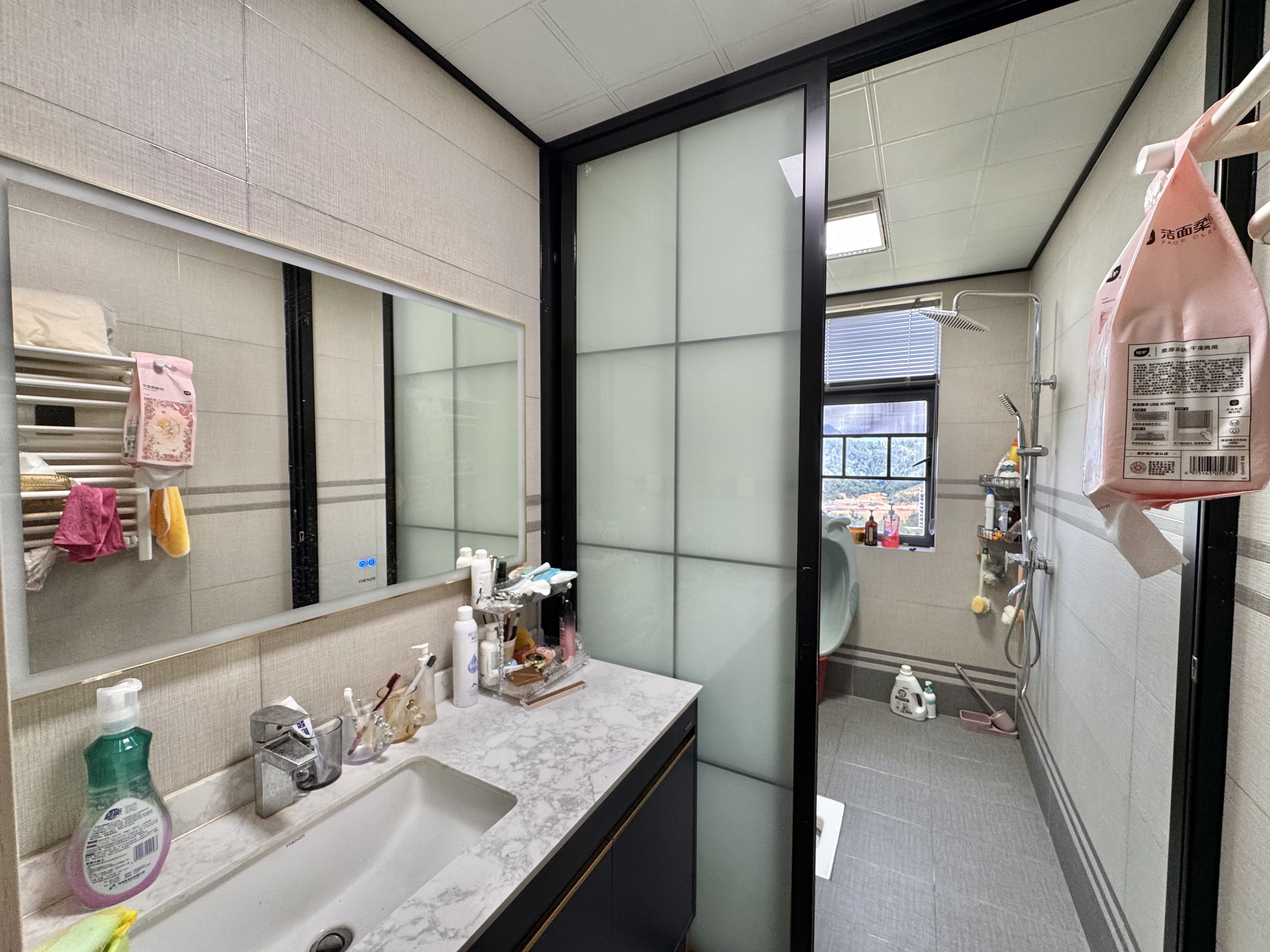 天门壹号  4室2厅2卫   90.00万客厅