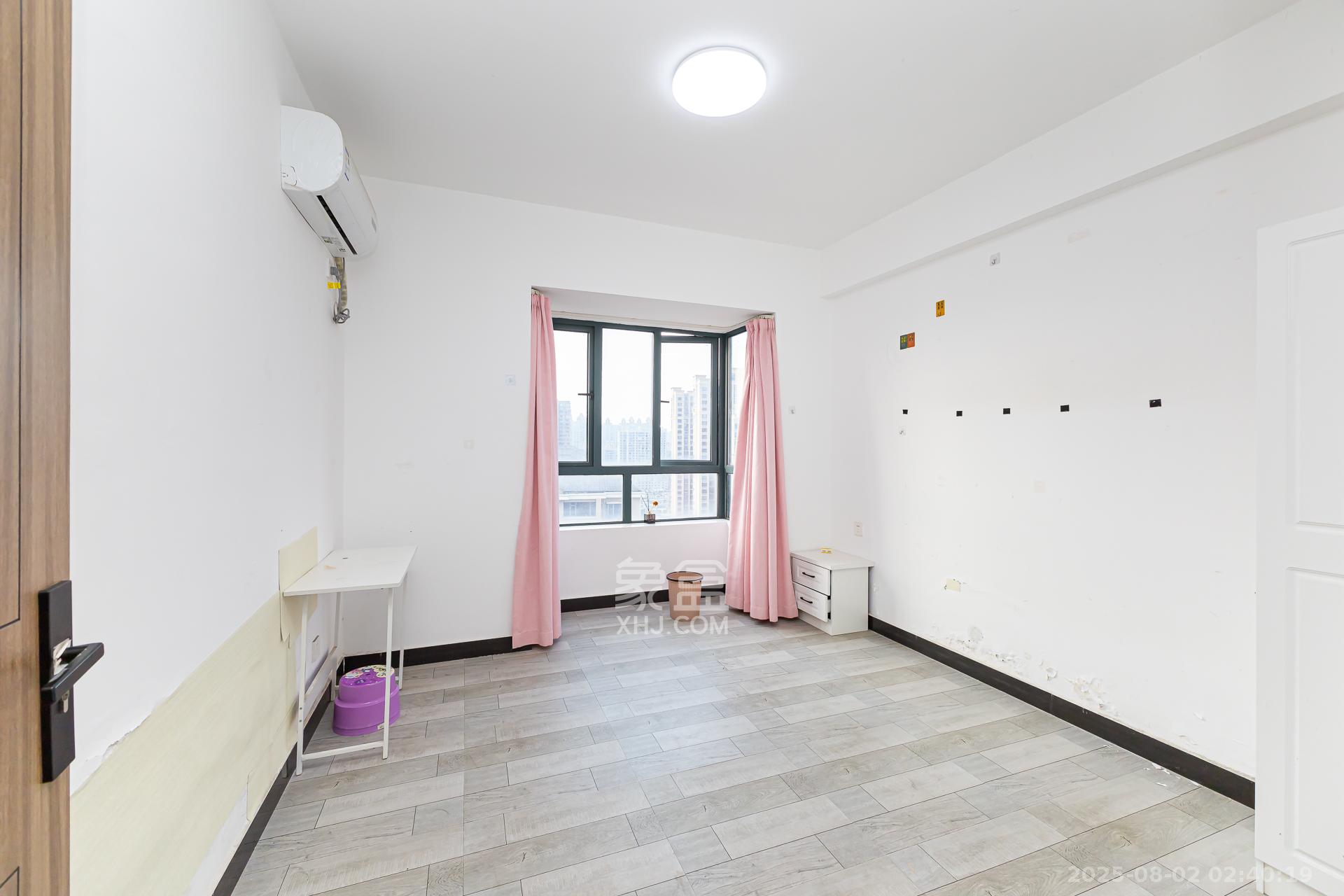 金湘苑(星澜之悦) 4室2厅2卫 98.0万 金湘苑(星澜之悦) 4室2厅2卫 98.0万卧室