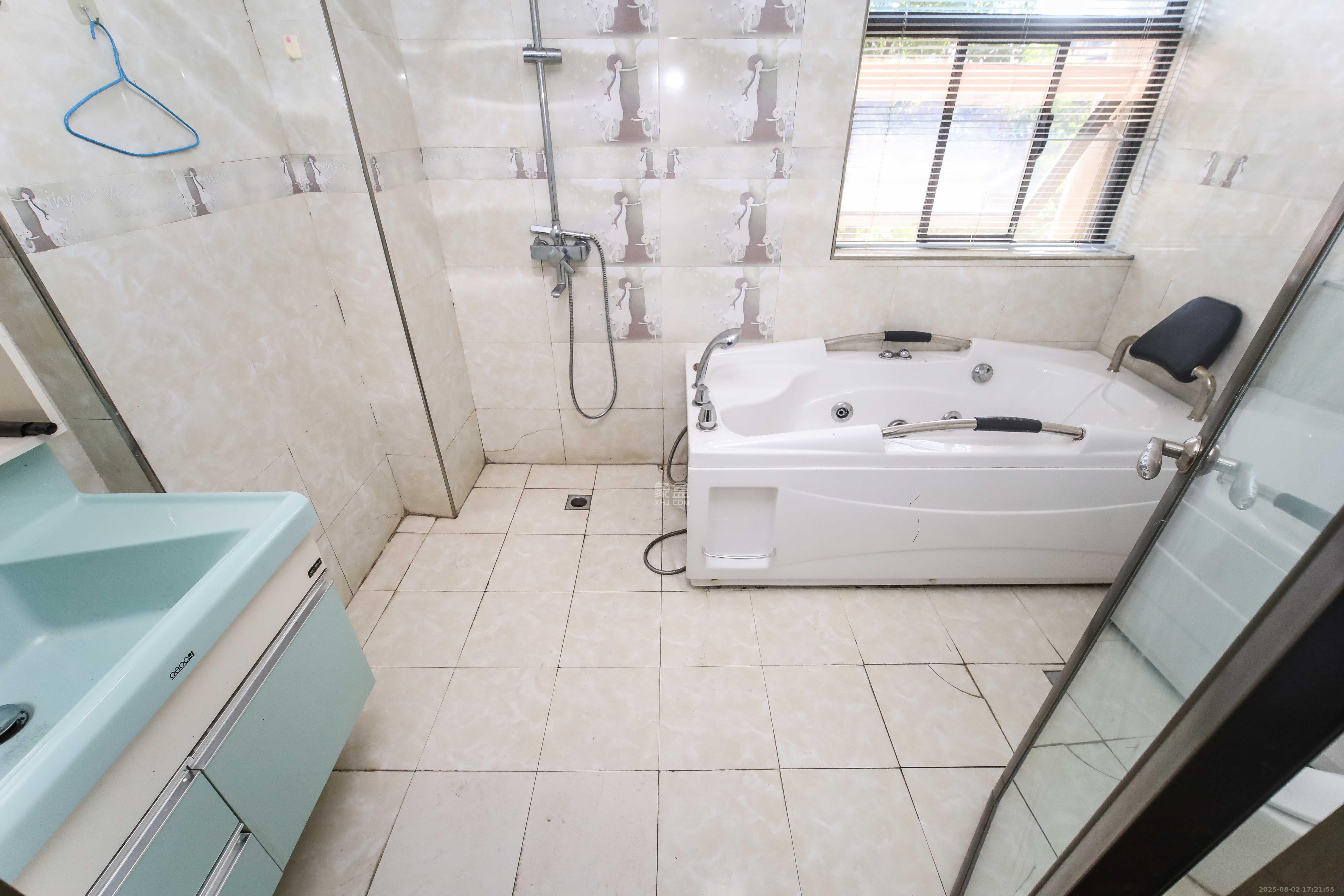 红橡华园(菲莎公馆)  4室2厅1卫    178.0万卫生间