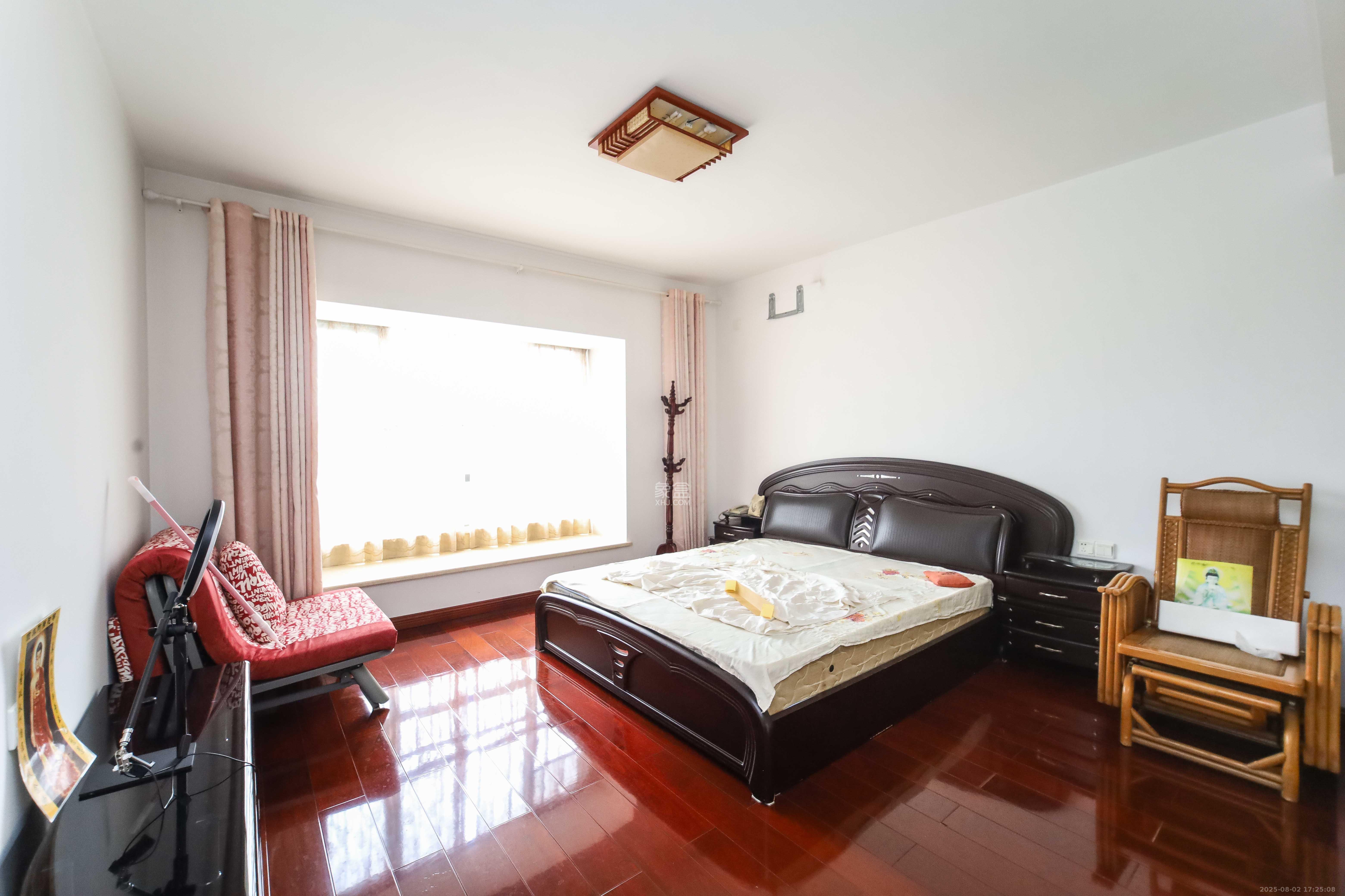 西街花园  4室2厅3卫    239.0万 西街花园  4室2厅3卫    239.0万卧室