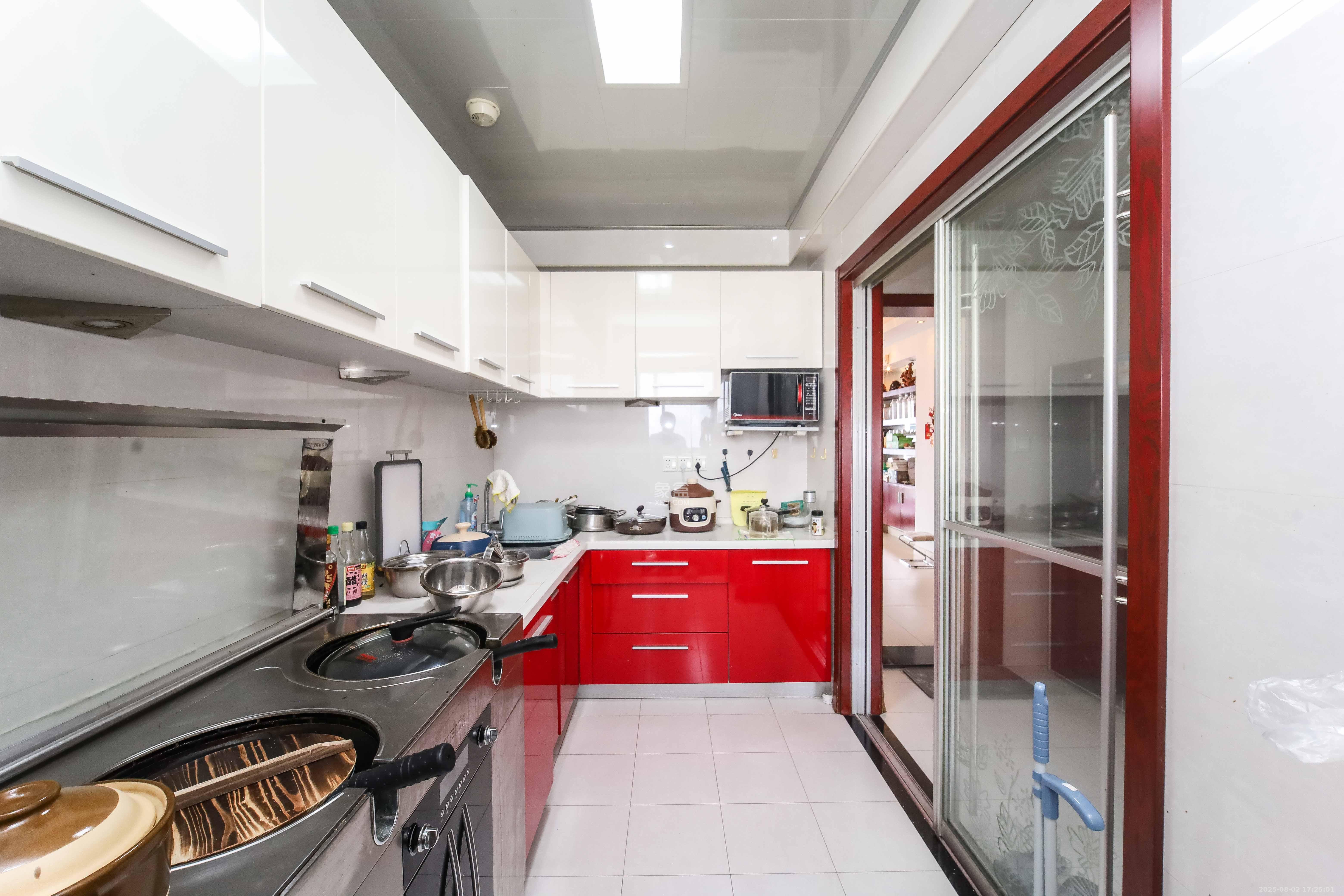 西街花园  4室2厅3卫    239.0万 西街花园  4室2厅3卫    239.0万厨房