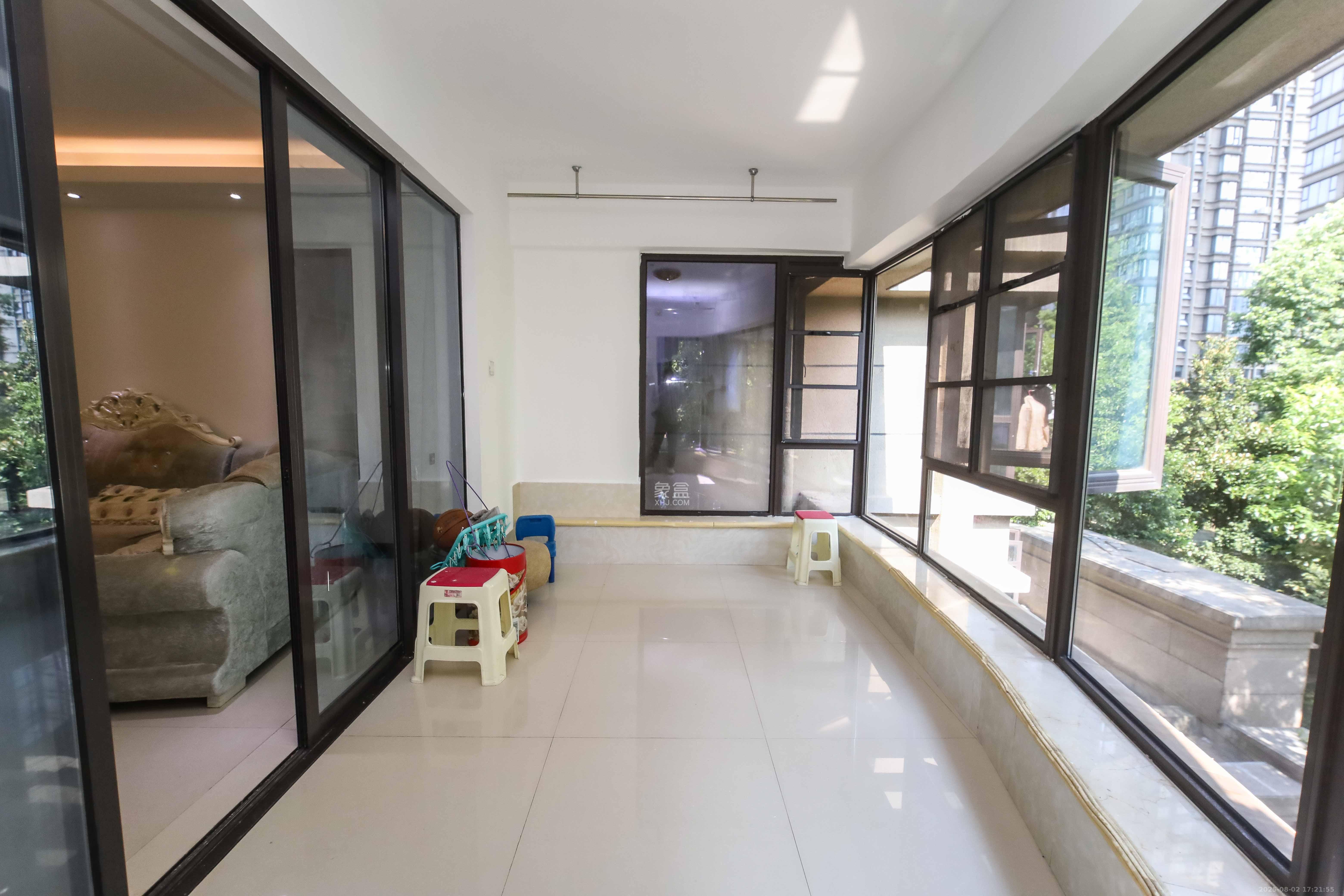 红橡华园(菲莎公馆) 4室2厅1卫 178.0万 红橡华园(菲莎公馆) 4室2厅1卫 178.0万阳台