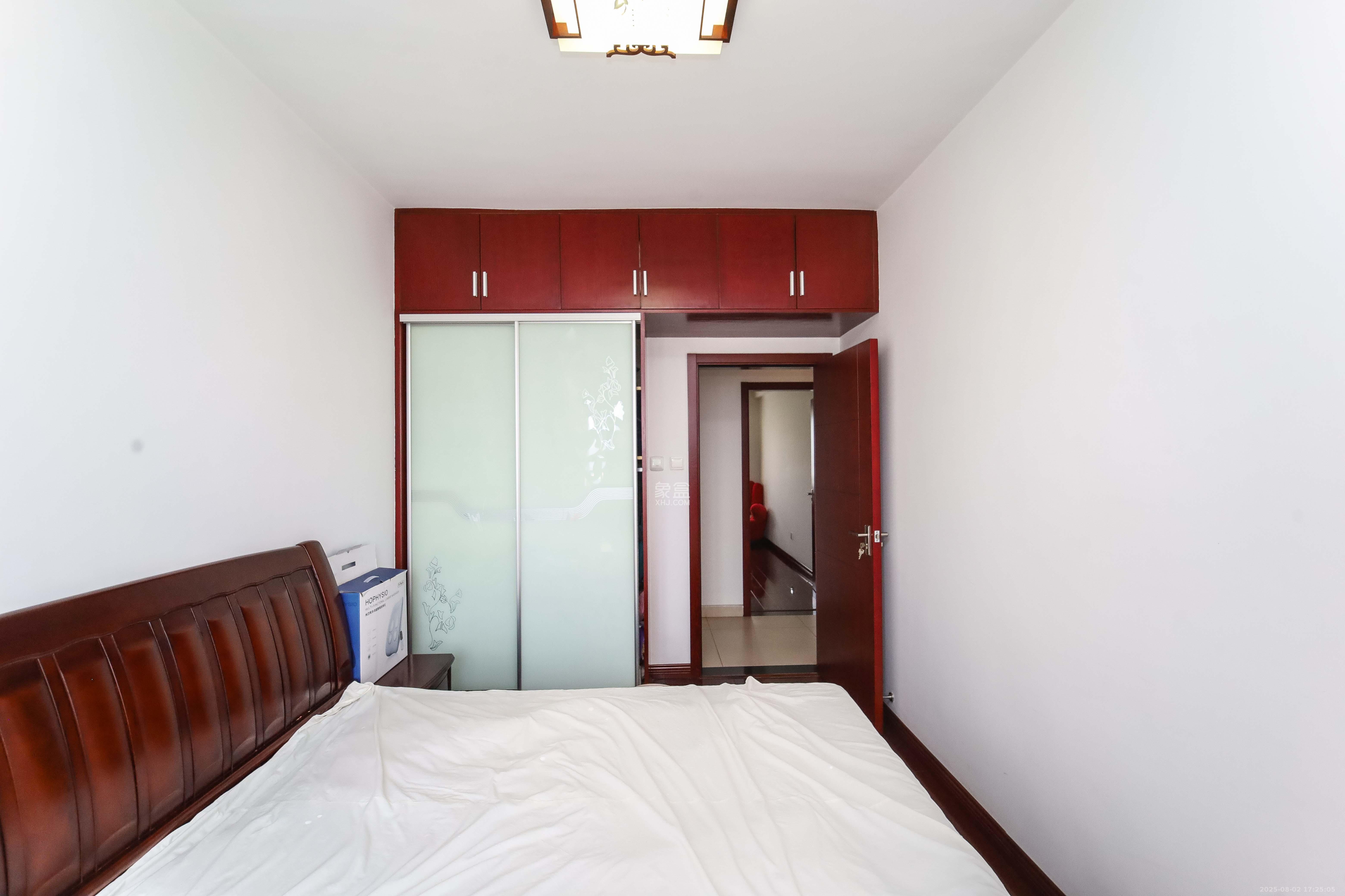 西街花园  4室2厅3卫    239.0万 西街花园  4室2厅3卫    239.0万卧室