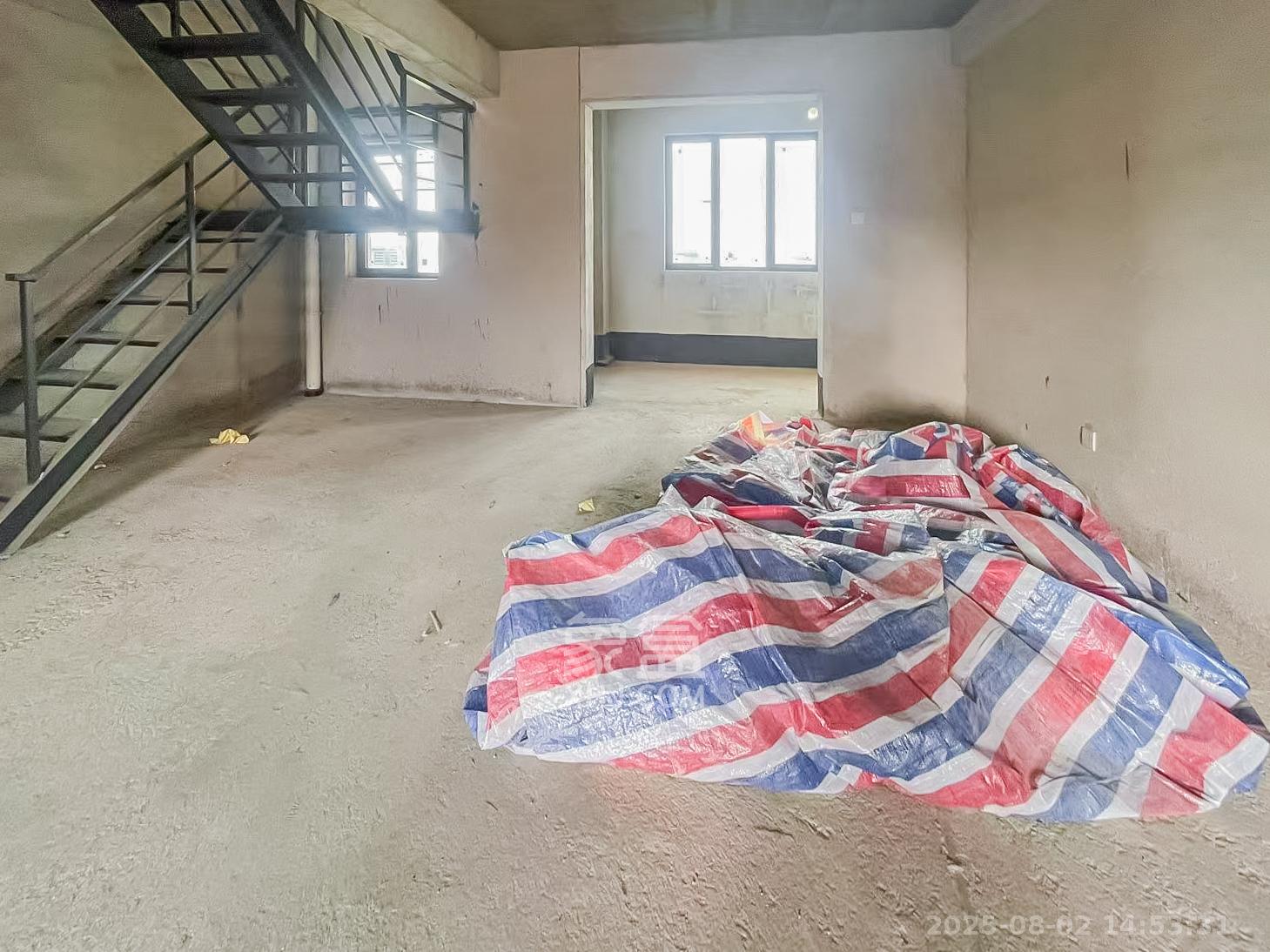 沃家苑 5室2厅2卫 92.8万 沃家苑 5室2厅2卫 92.8万客厅