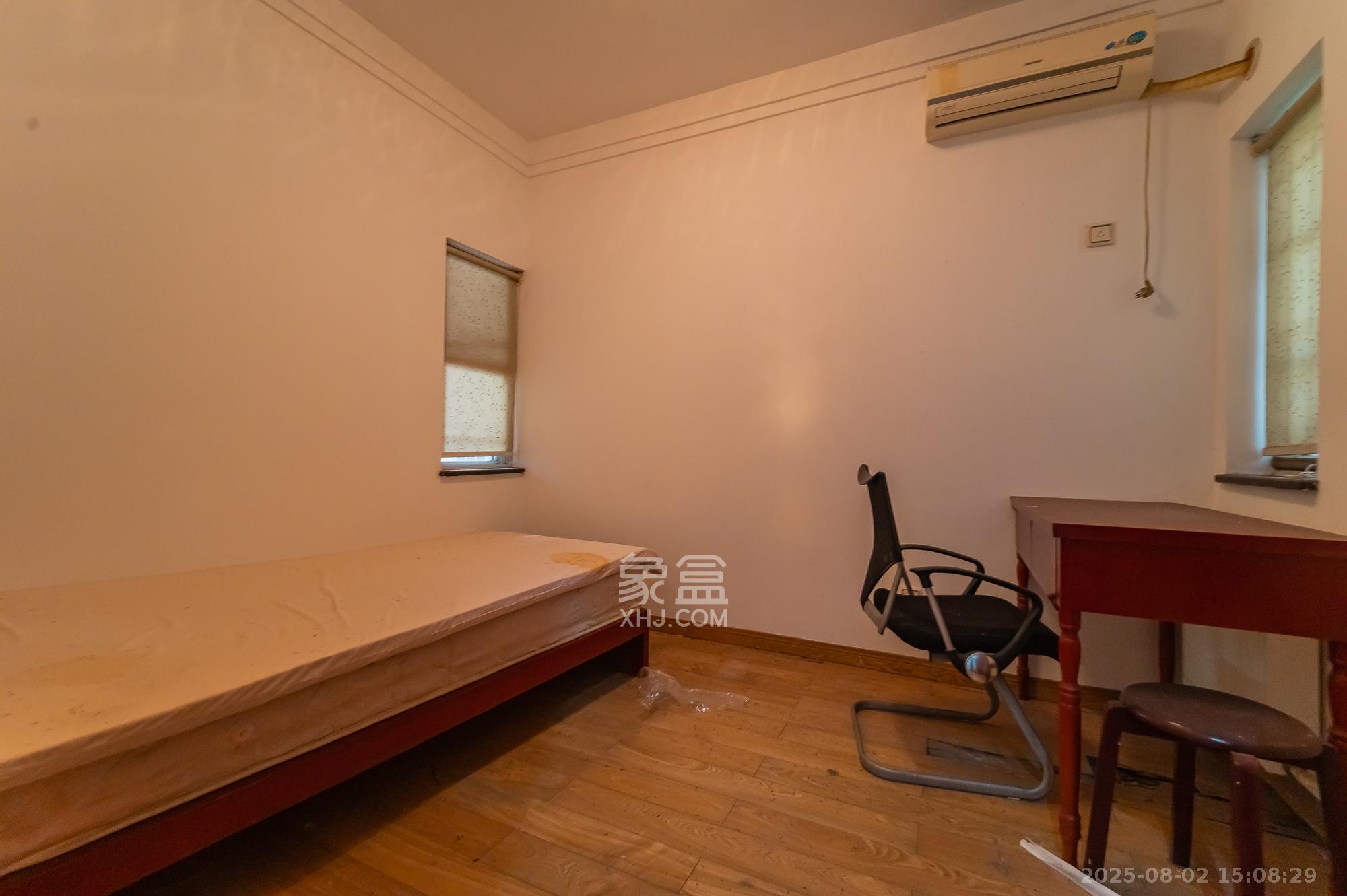 幸福里(幸福里一期) 4室2厅3卫 178.0万 幸福里(幸福里一期) 4室2厅3卫 178.0万卧室