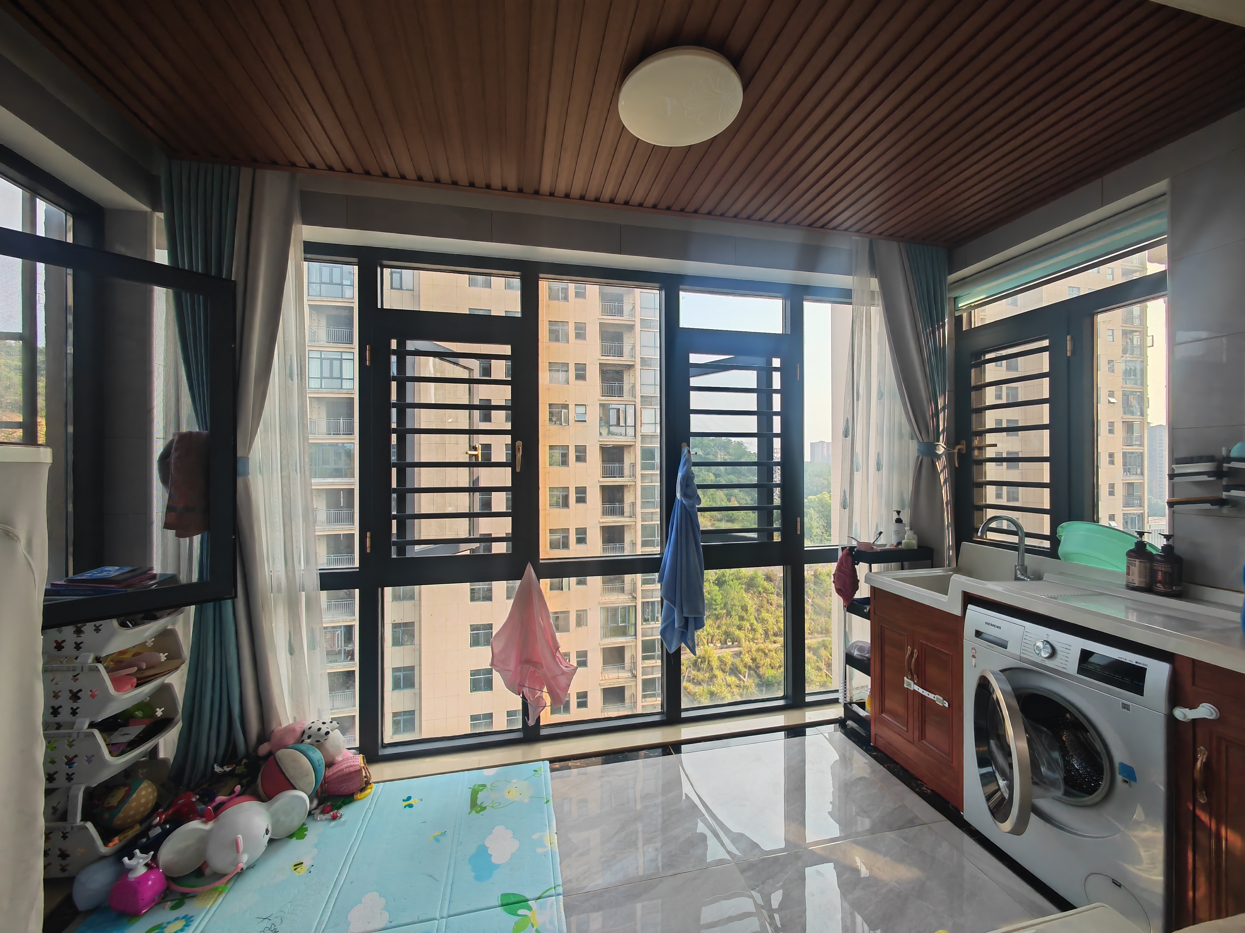 和泰家园  3室2厅2卫    72.8万客厅